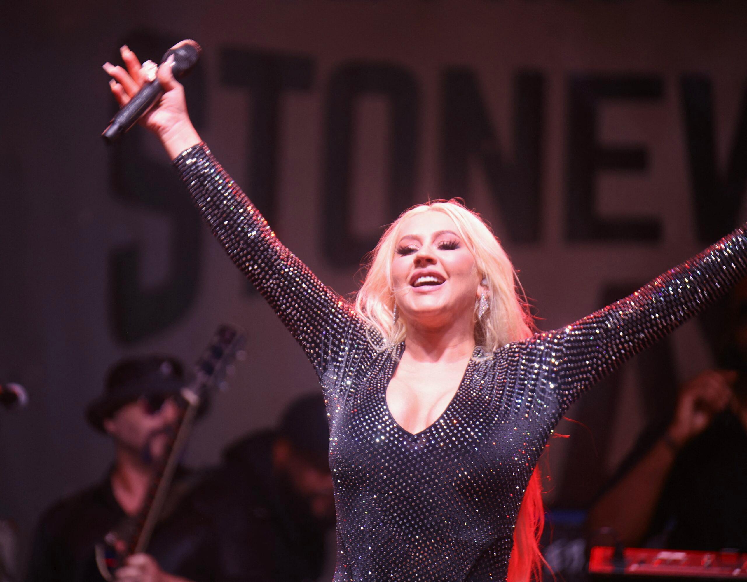 Christina Aguilera se apresenta no evento Stonewall Pride Day
