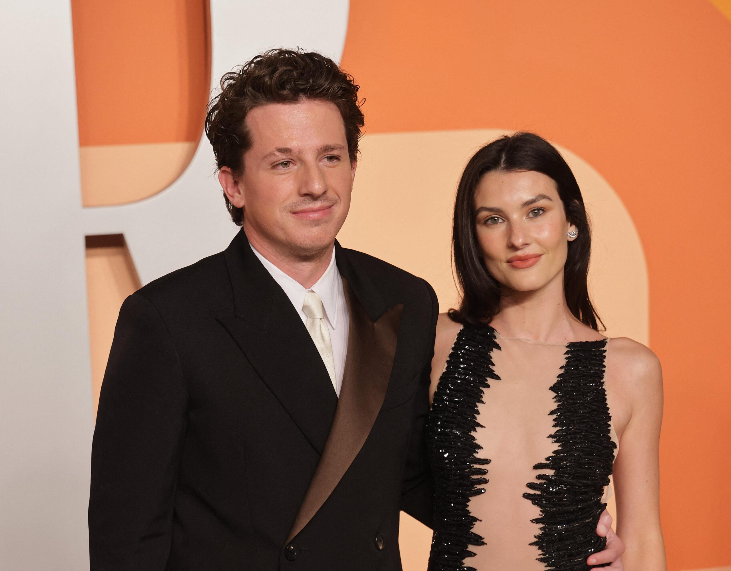 2025년 Vanity Fair 오스카 파티에 참석한 Charlie Puth와 Brooke Sansone
