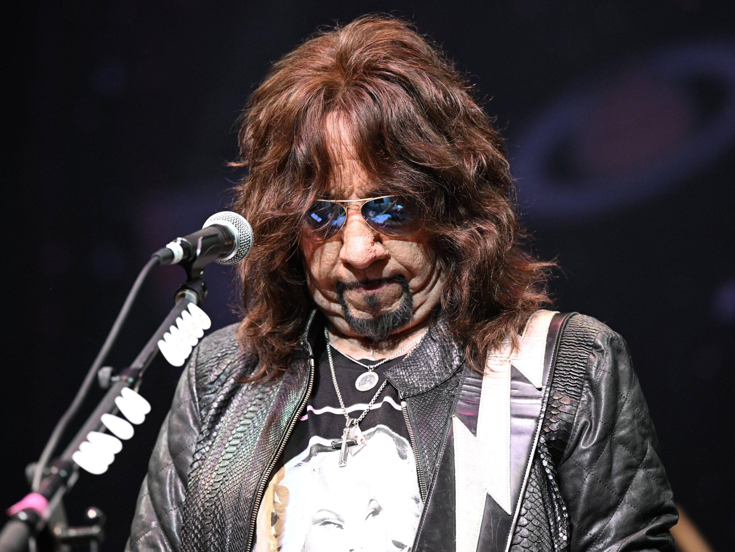 ACE FREHLEY Mantan Band KISS Menghibur Orang-Orang Di Sandler Center Di Virginia Beach, Virginia