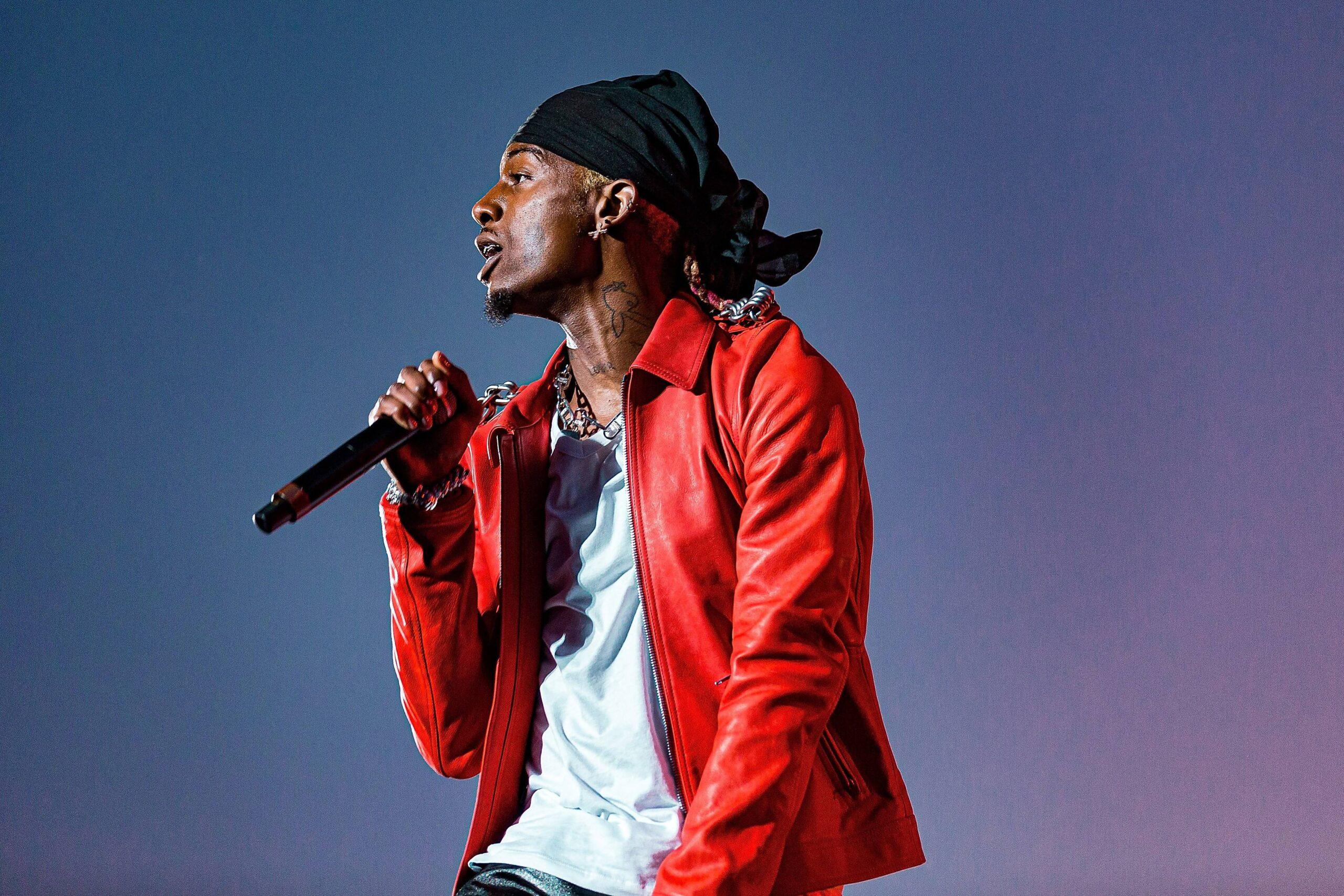 Playboi Carti가 Travis Scott의 2019 Astroworld 페스티벌에서 공연합니다.