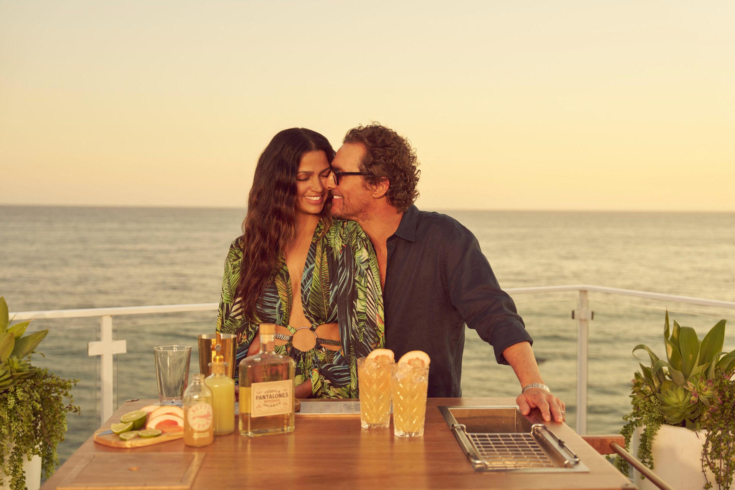 Matthew McConaughey y Camila McConaughey con bebidas