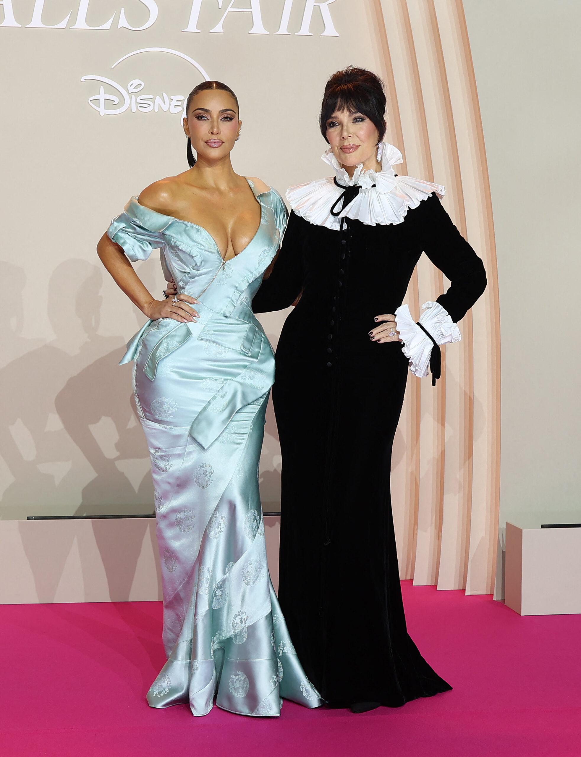 Kim Kardashian y Kris Jenner en el estreno de All's Fair Disney+ en París