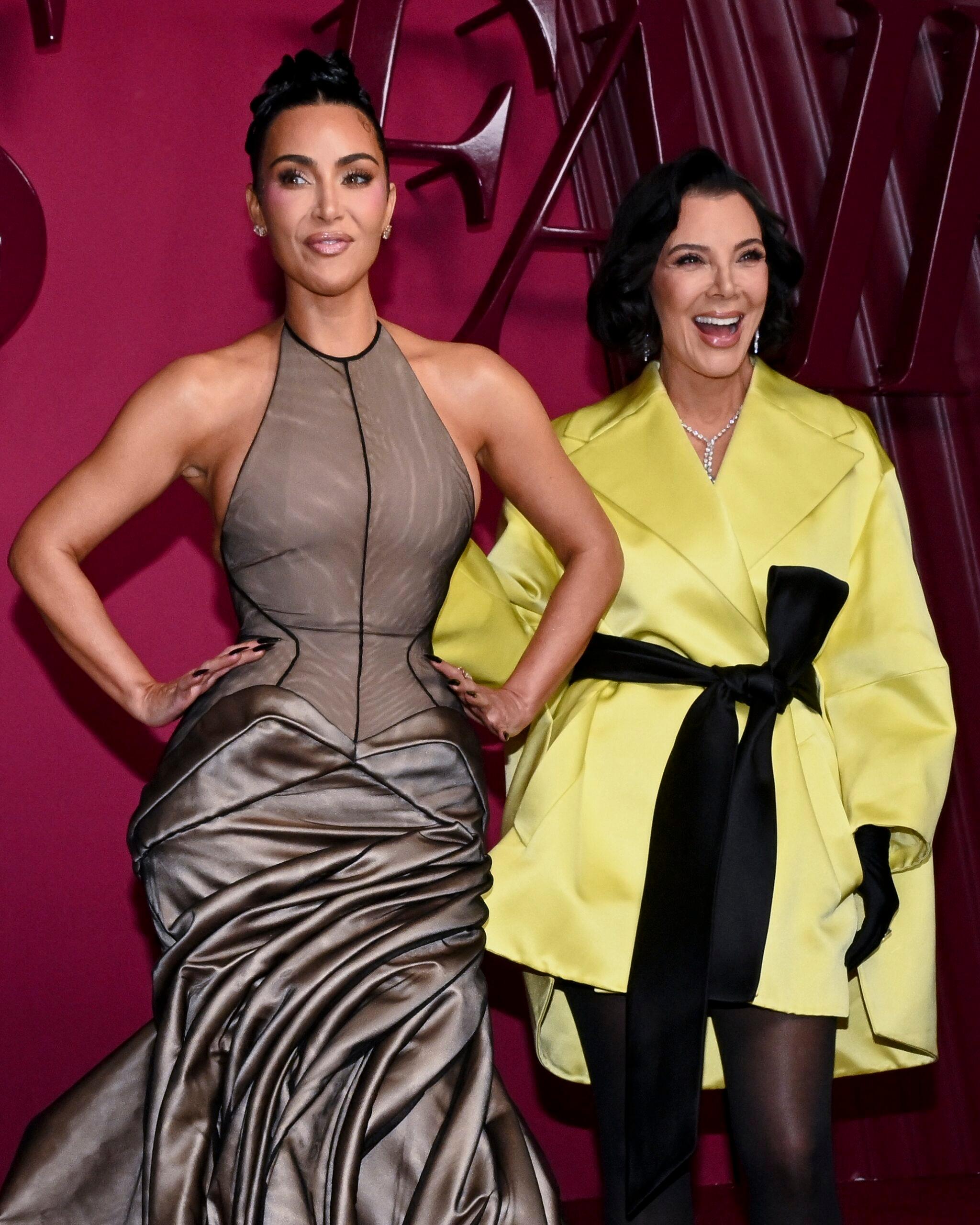Kim Kardashian y Kris Jenner en el estreno mundial de ''All'S Fair'' de Hulu