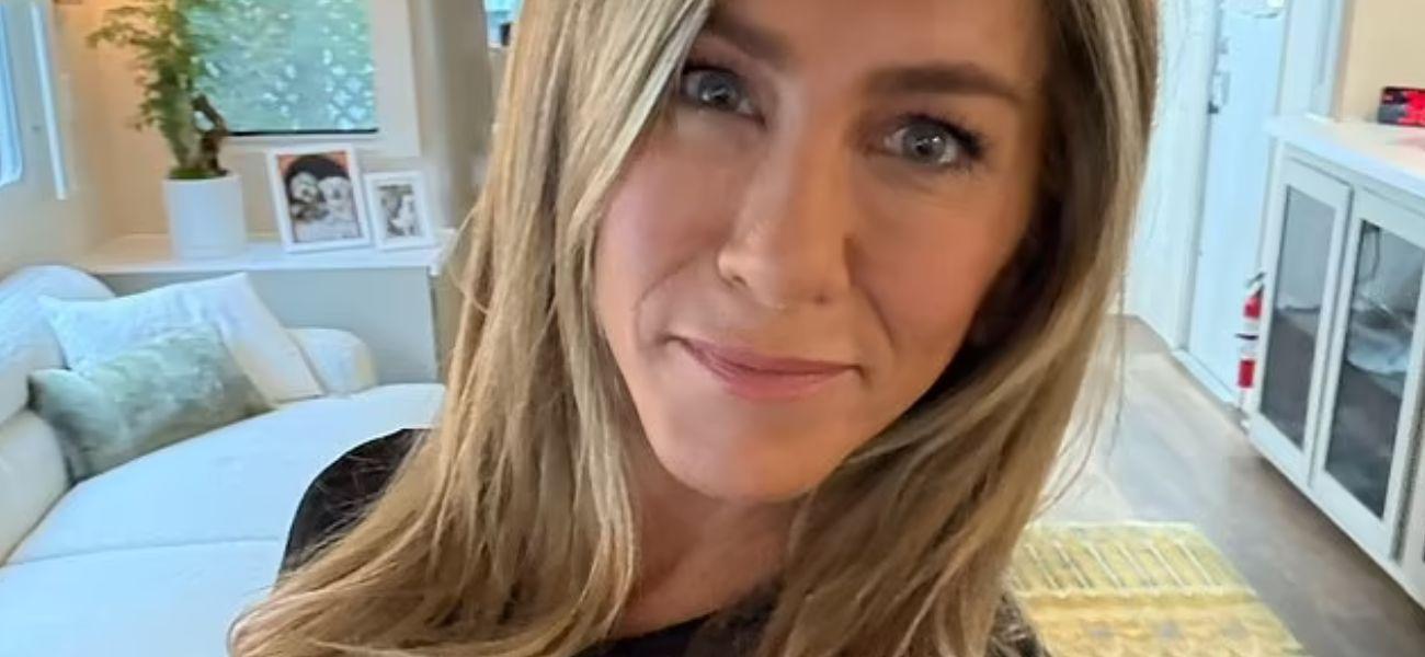 Jennifer Aniston selfie