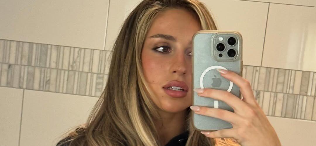 Tate McRae mirror selfie