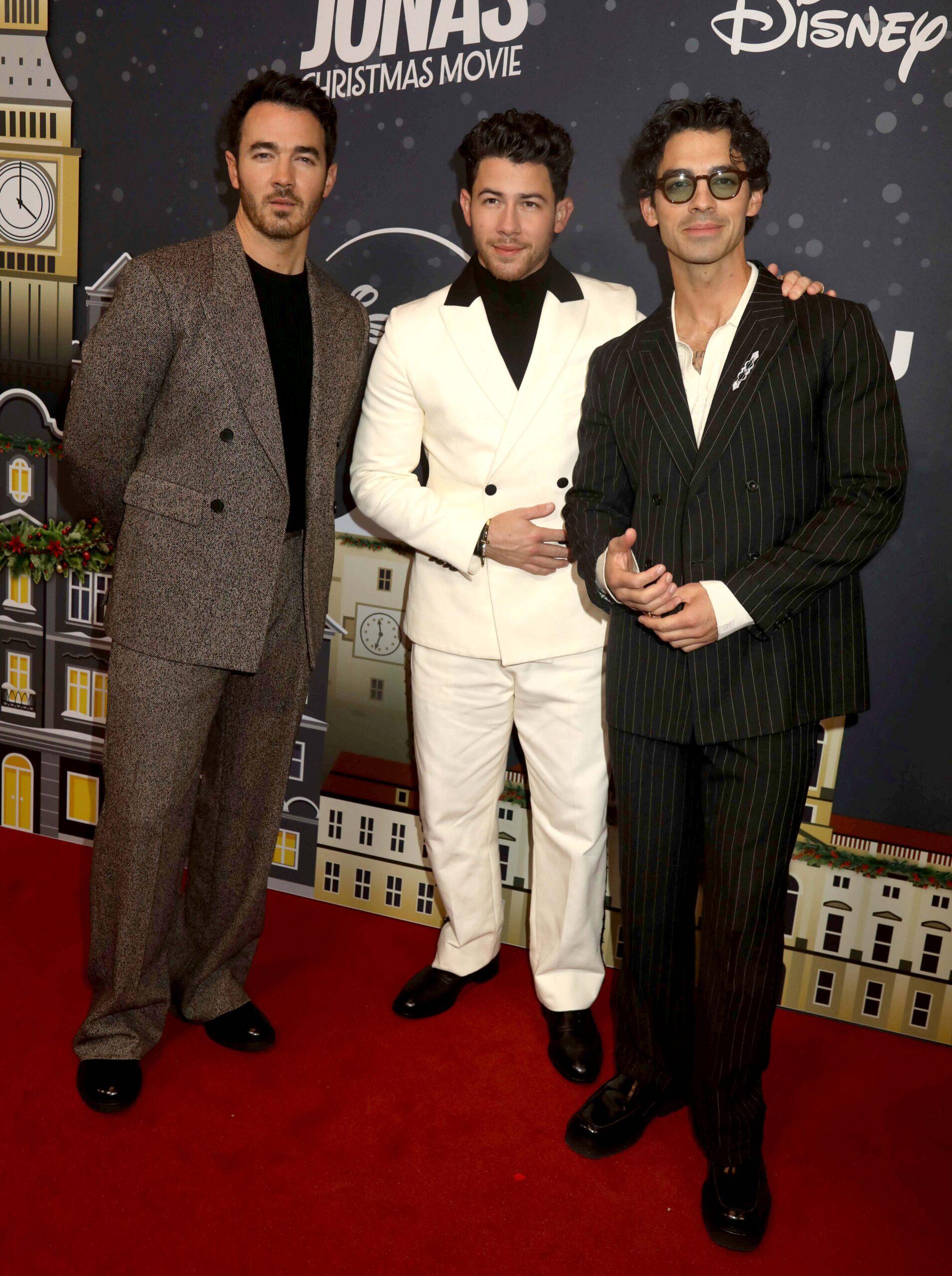 아주 조나스 크리스마스 영화에 출연한 조나스 브라더스 