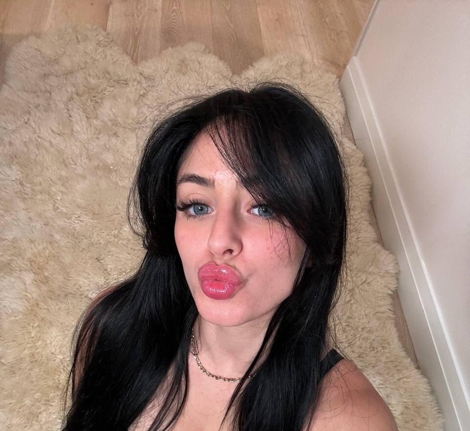 바닥에 무릎을 꿇고 있는 카밀라 아라우조