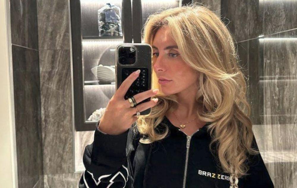 Bonnie Blue mirror selfie