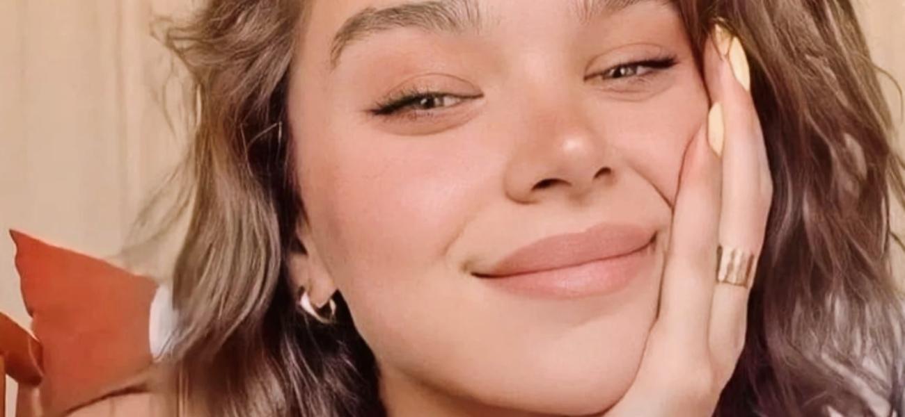 Hailee Steinfeld close up