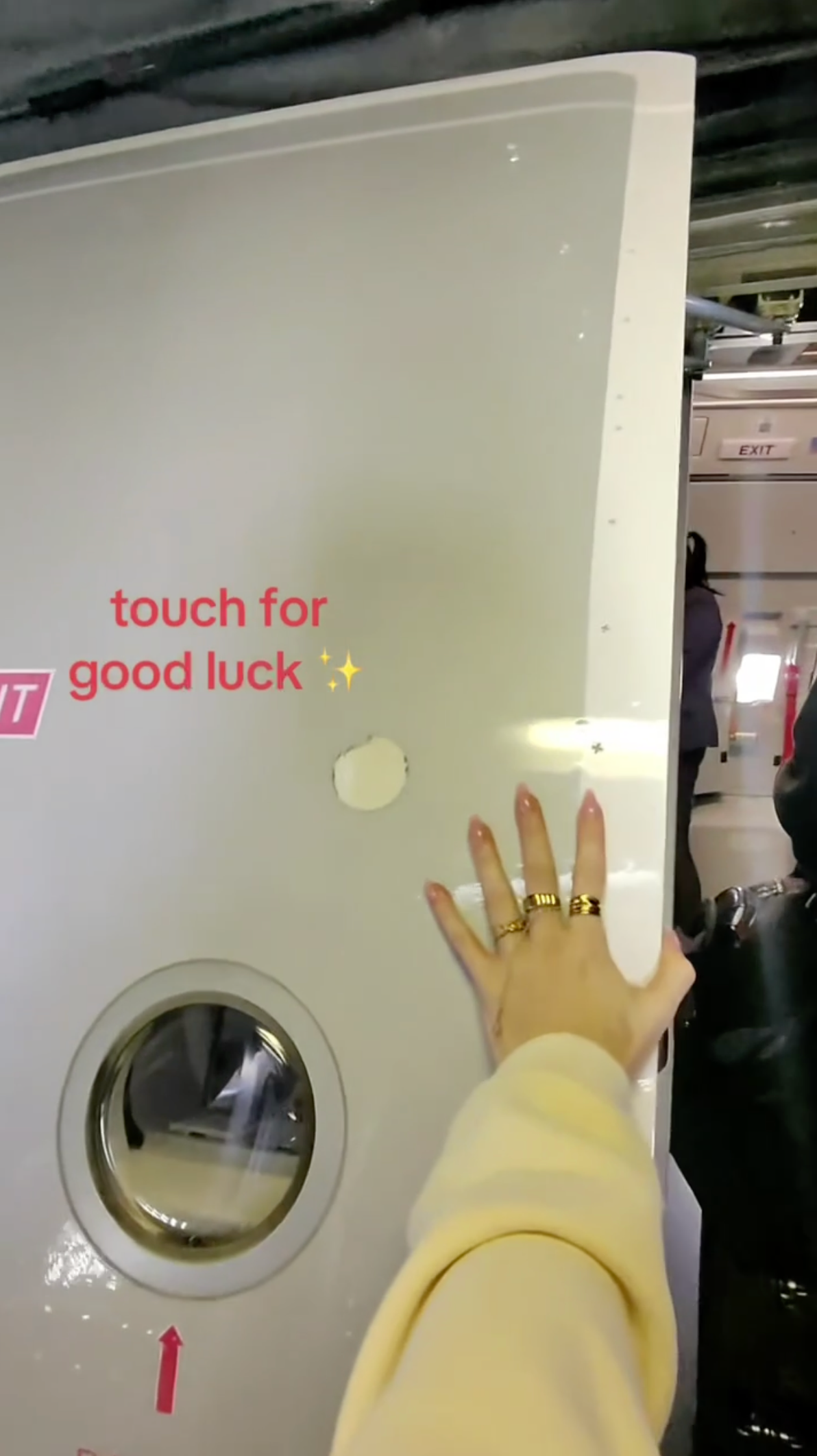 Kay Carlson batendo em seu avião para dar sorte.