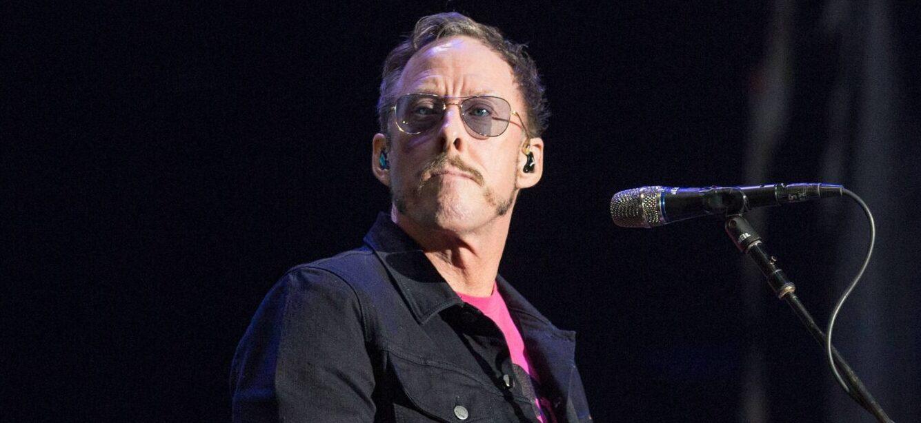 Scott Shriner at the 2017 KROQ Almost Acoustic Christmas