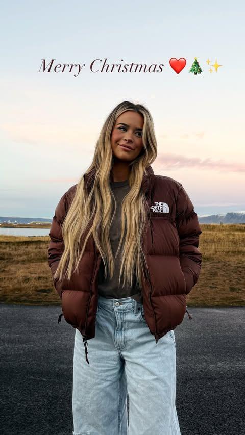 Emily Elizabeth Unzips Her Jacket To Say 'Merry Christmas'