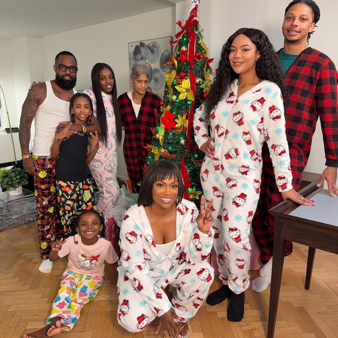 Kandi Burruss e sua família no dia de Natal. 