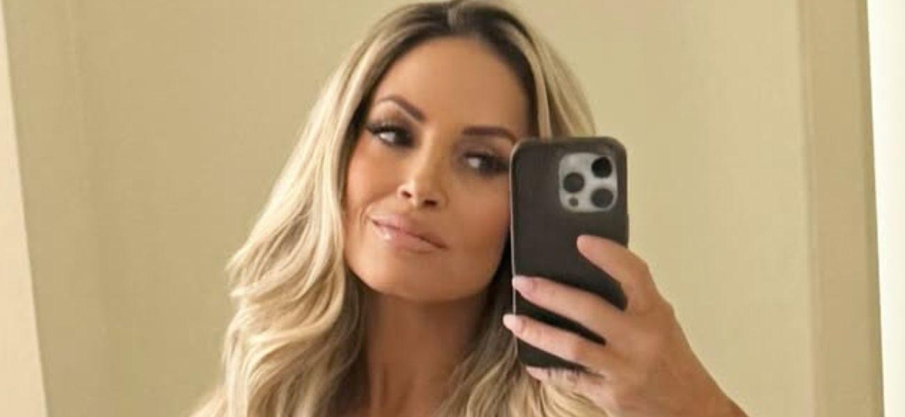 Trish Stratus mirror selfie