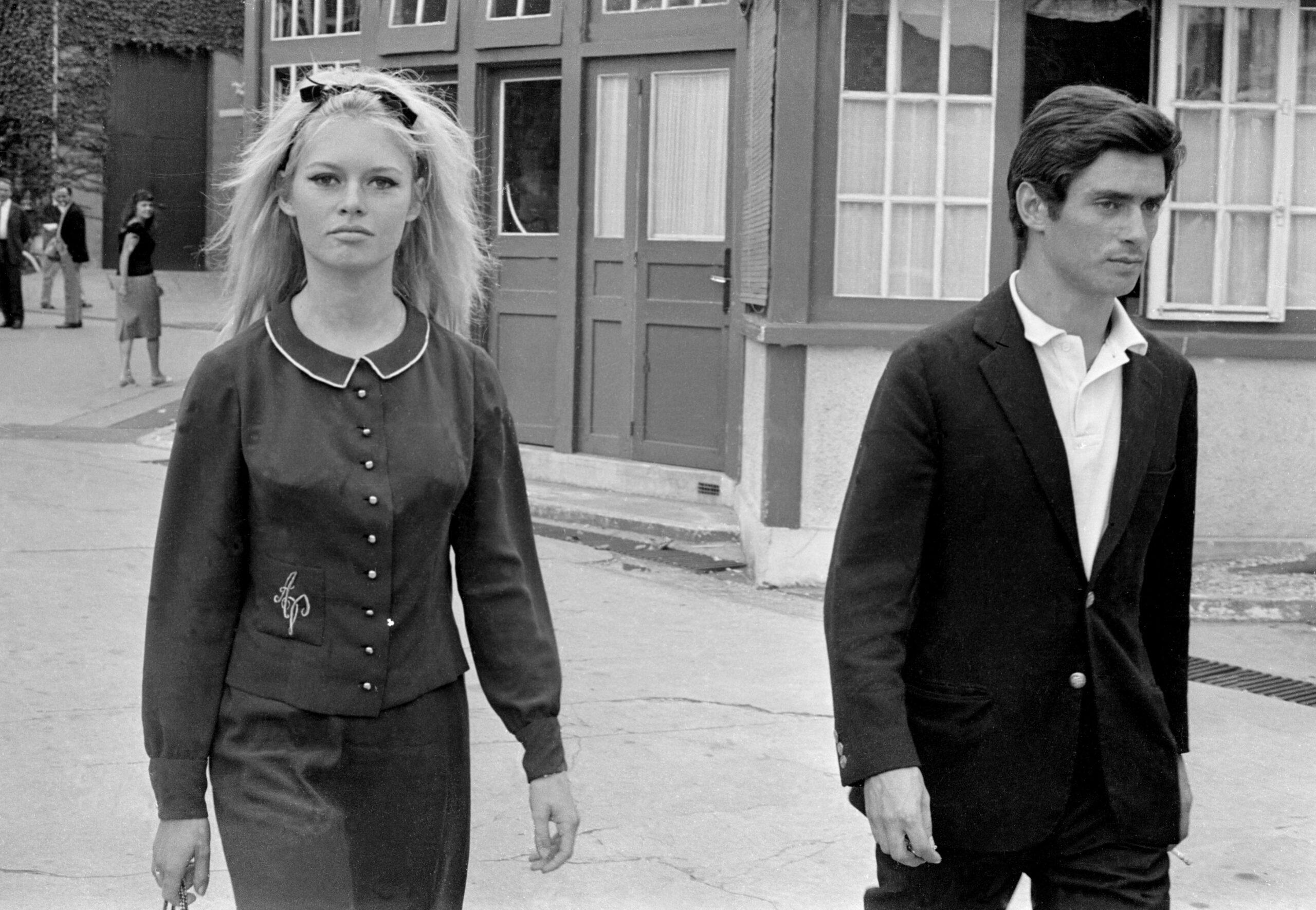 A lendária atriz francesa Brigitte Bardot e um homem
