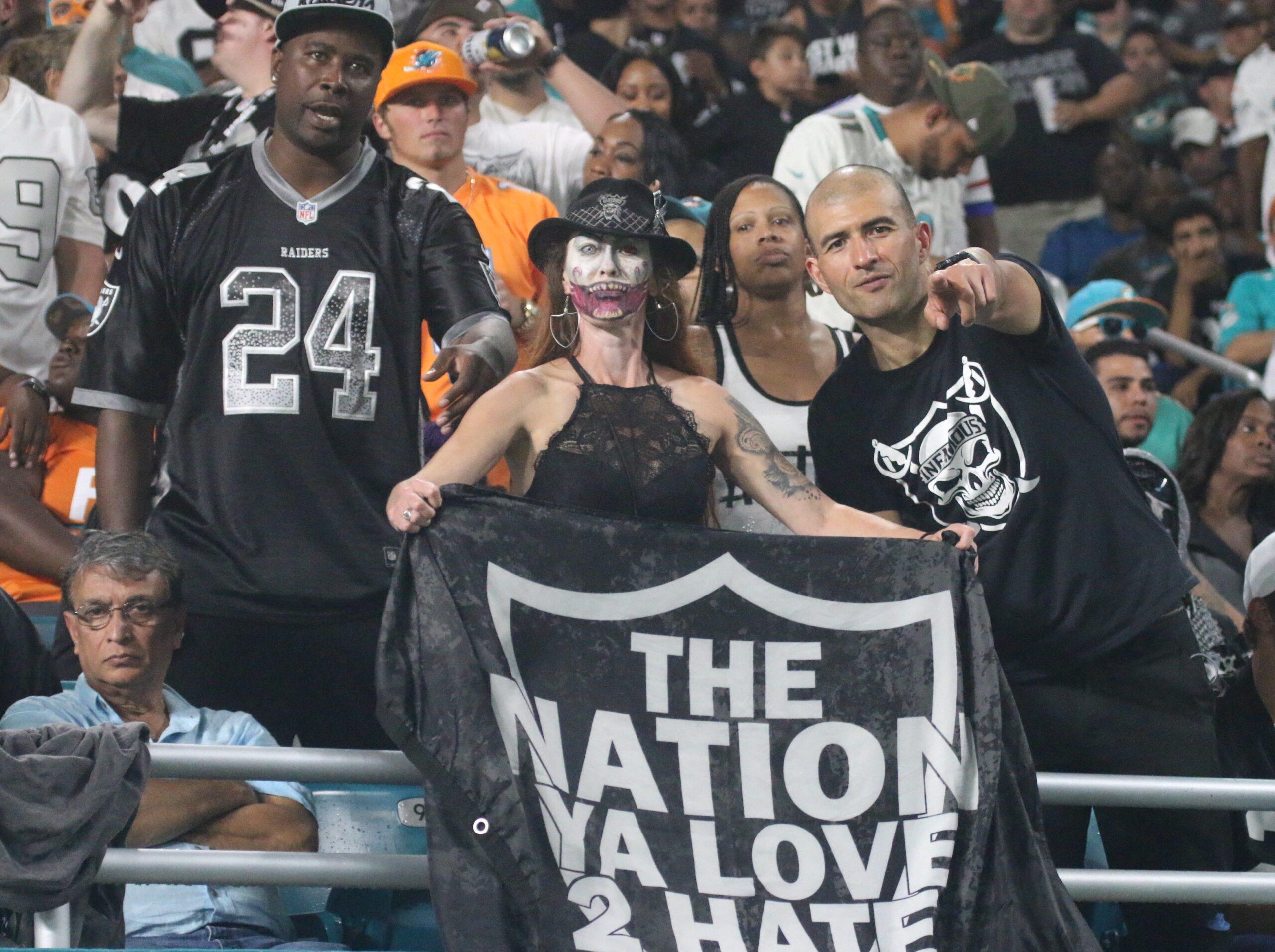 Fãs do Vegas Raiders nas arquibancadas