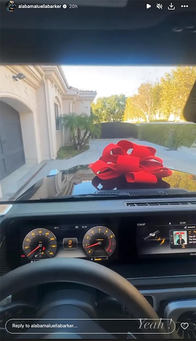 Carro novo de Alabama Barker por Travis