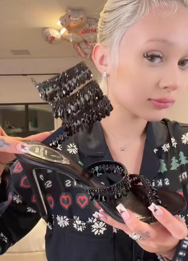 Alabama Barker shoes off shoes