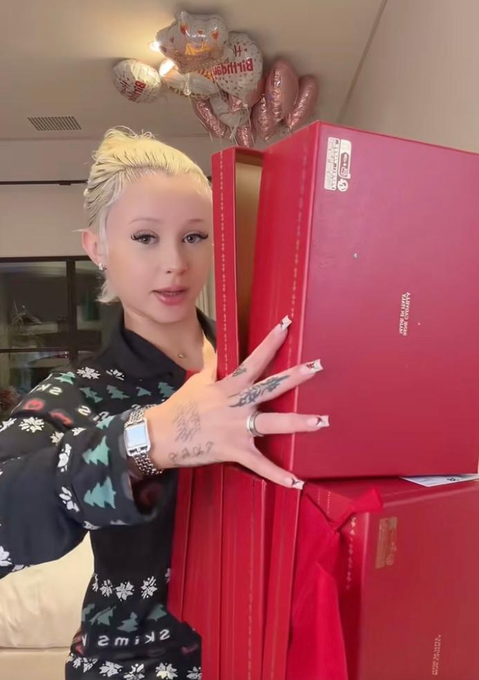 Alabama Barker com presentes de Natal