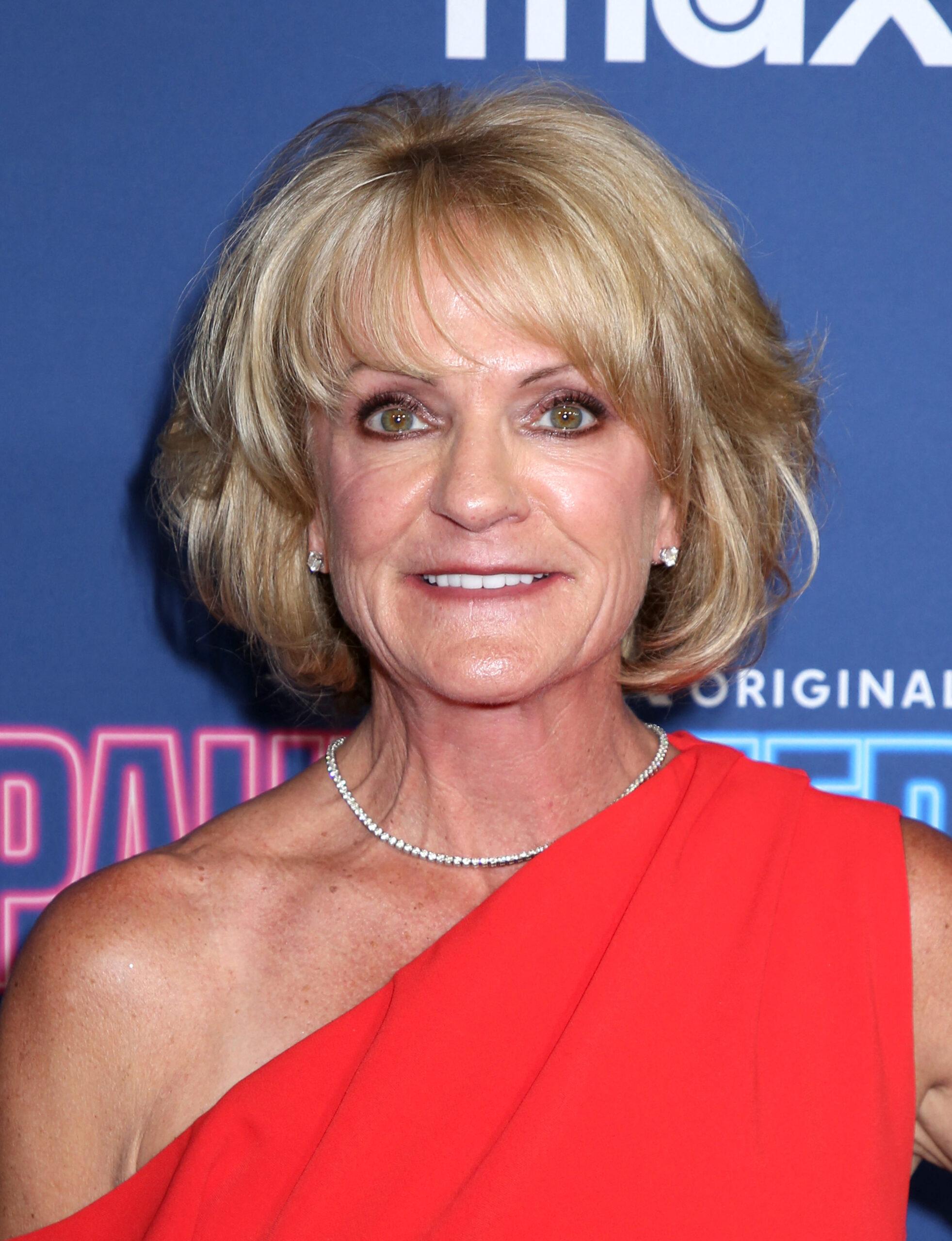 A mãe de Logan e Jake Paul posando no tapete vermelho. 