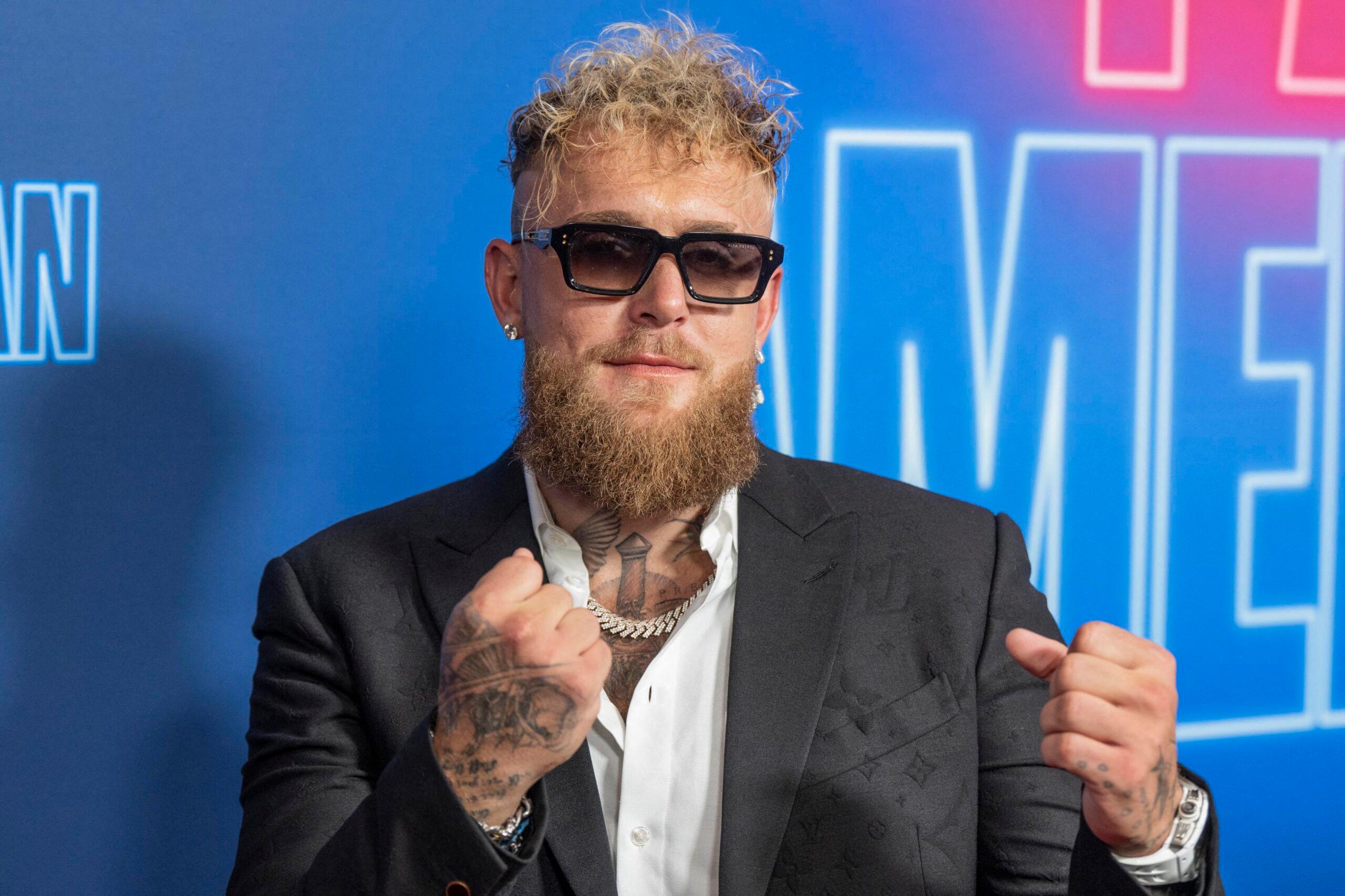 Jake Paul posando no tapete vermelho. 