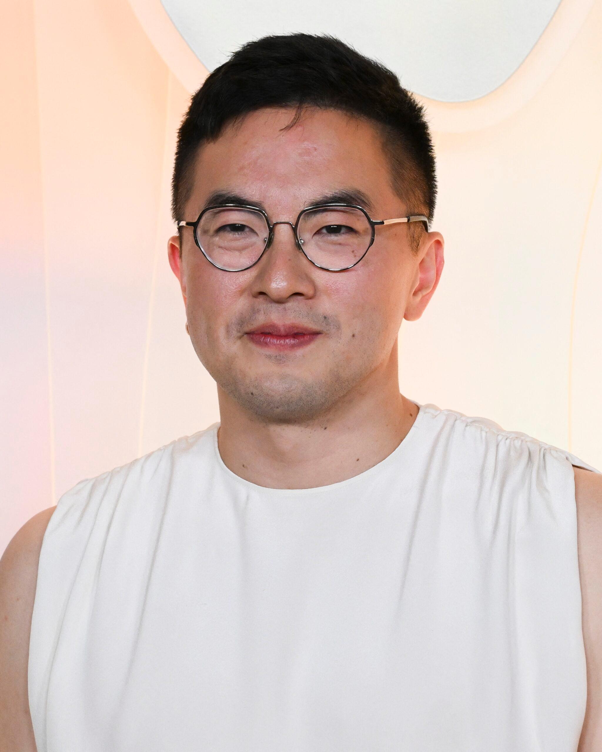 Bowen Yang no tapete vermelho da Primetime Emmy Party de 2025 na Apple Tv+