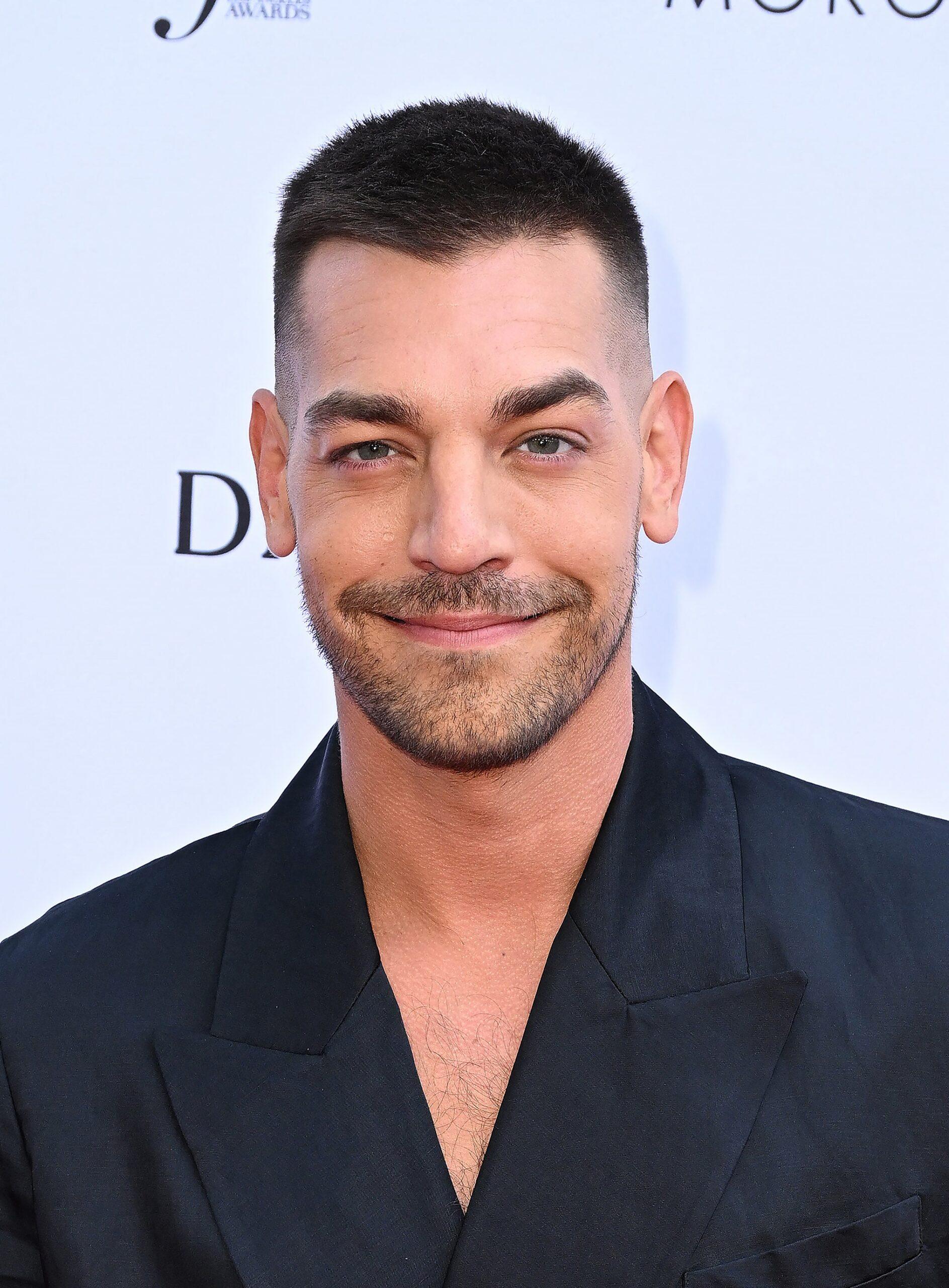 Matt Rogers posing on the red carpet. 