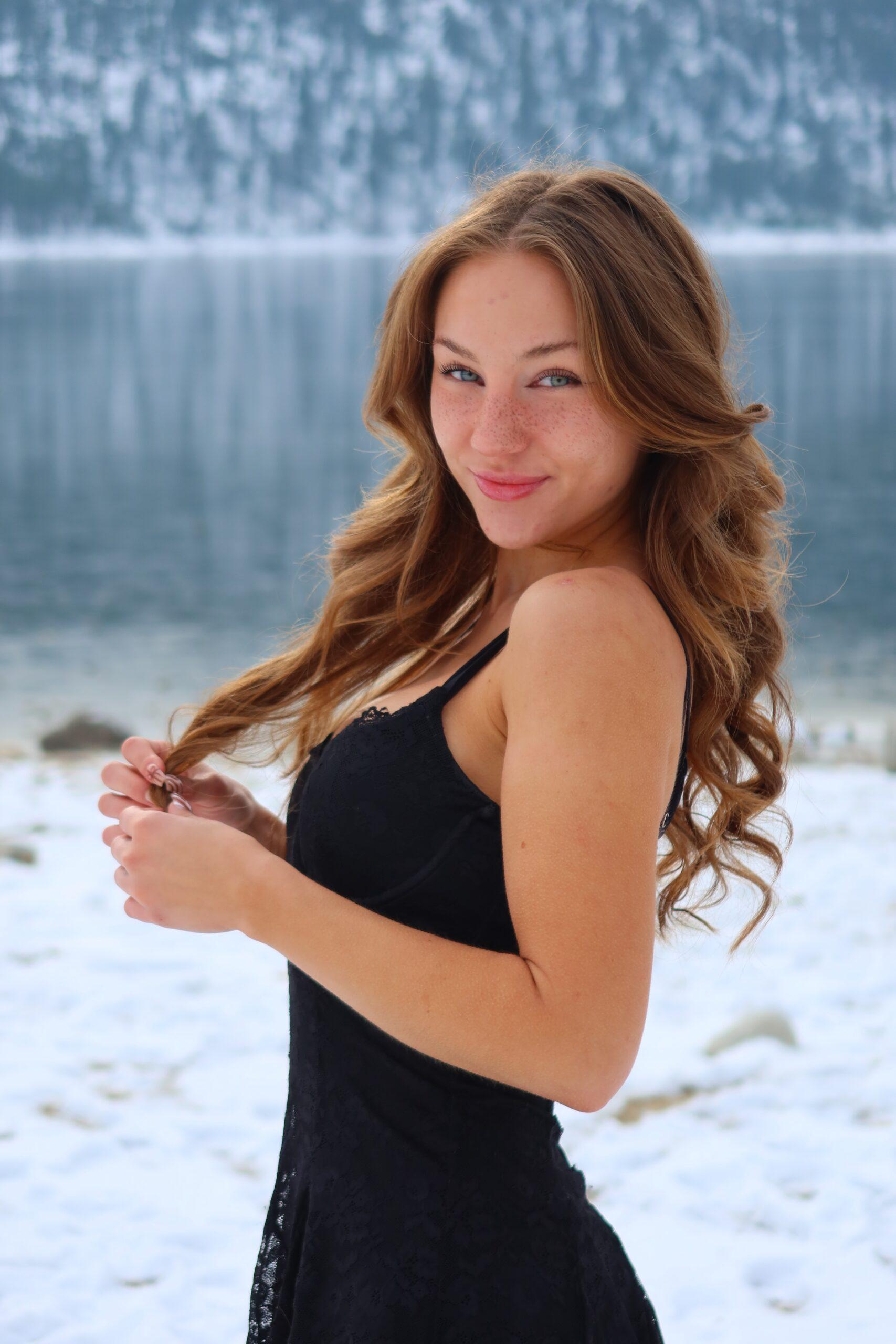 카메라를 향해 미소를 짓고 있는 안야 레이시