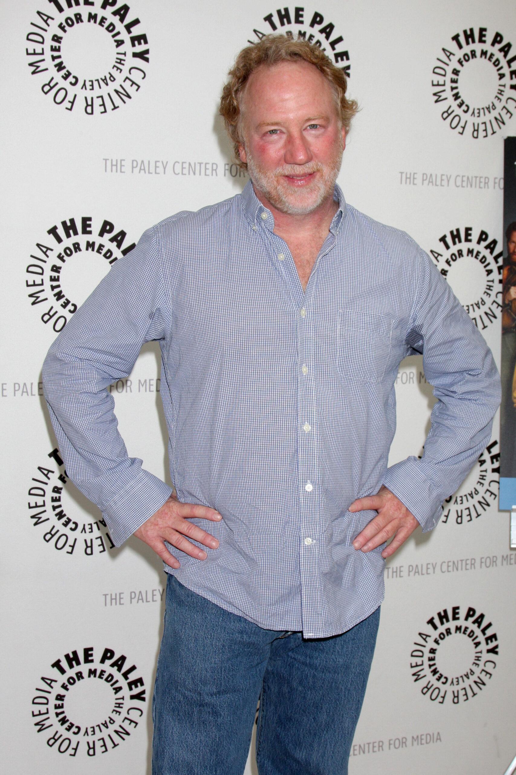 Timothy Busfield em uma celebração de trinta anos