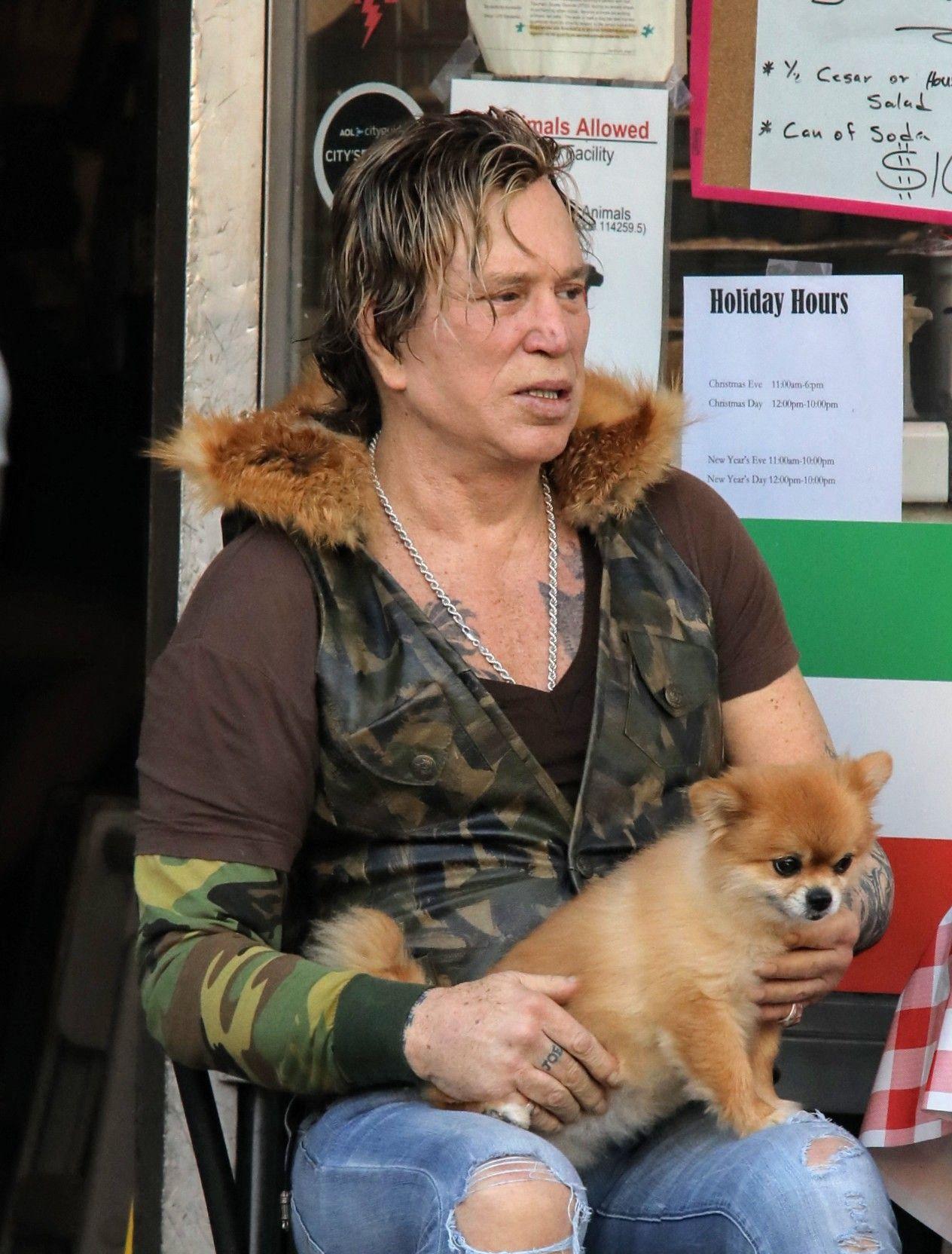 Mickey Rourke leva seu cachorro para passear em Los Angeles.