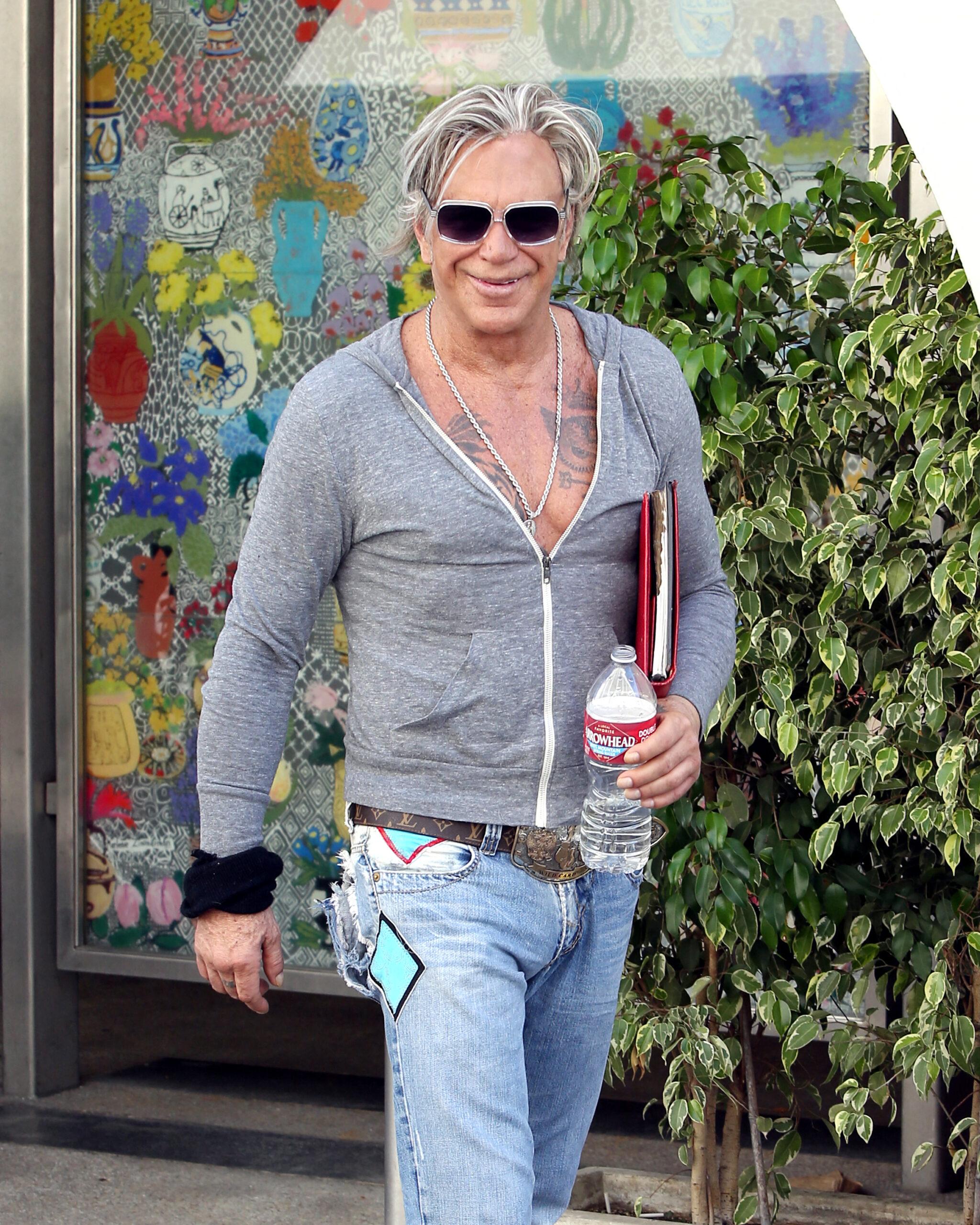 Mickey Rourke é todo sorrisos enquanto está em Beverly Hills.