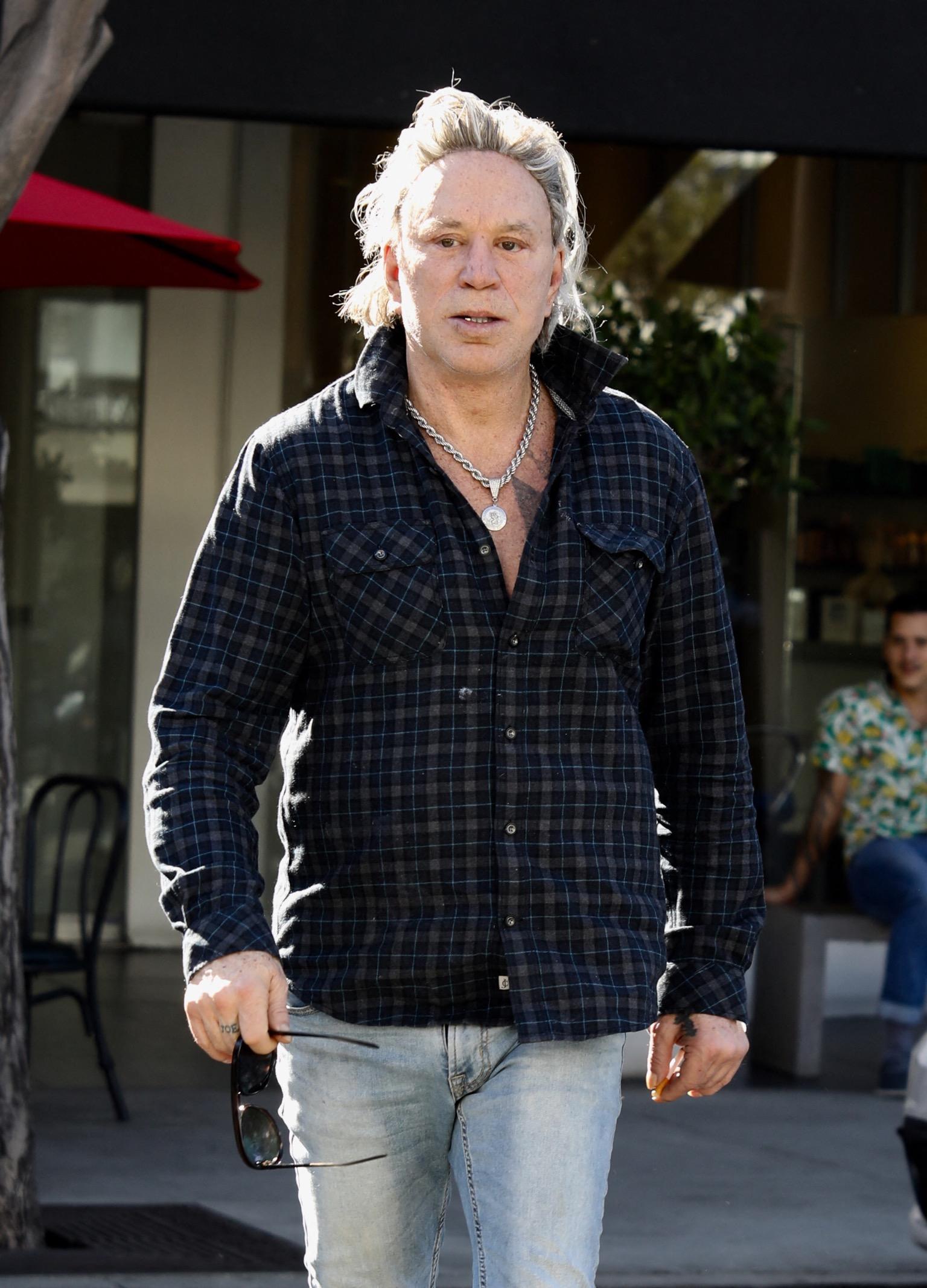 Mickey Rourke é visto com novo cabelo
