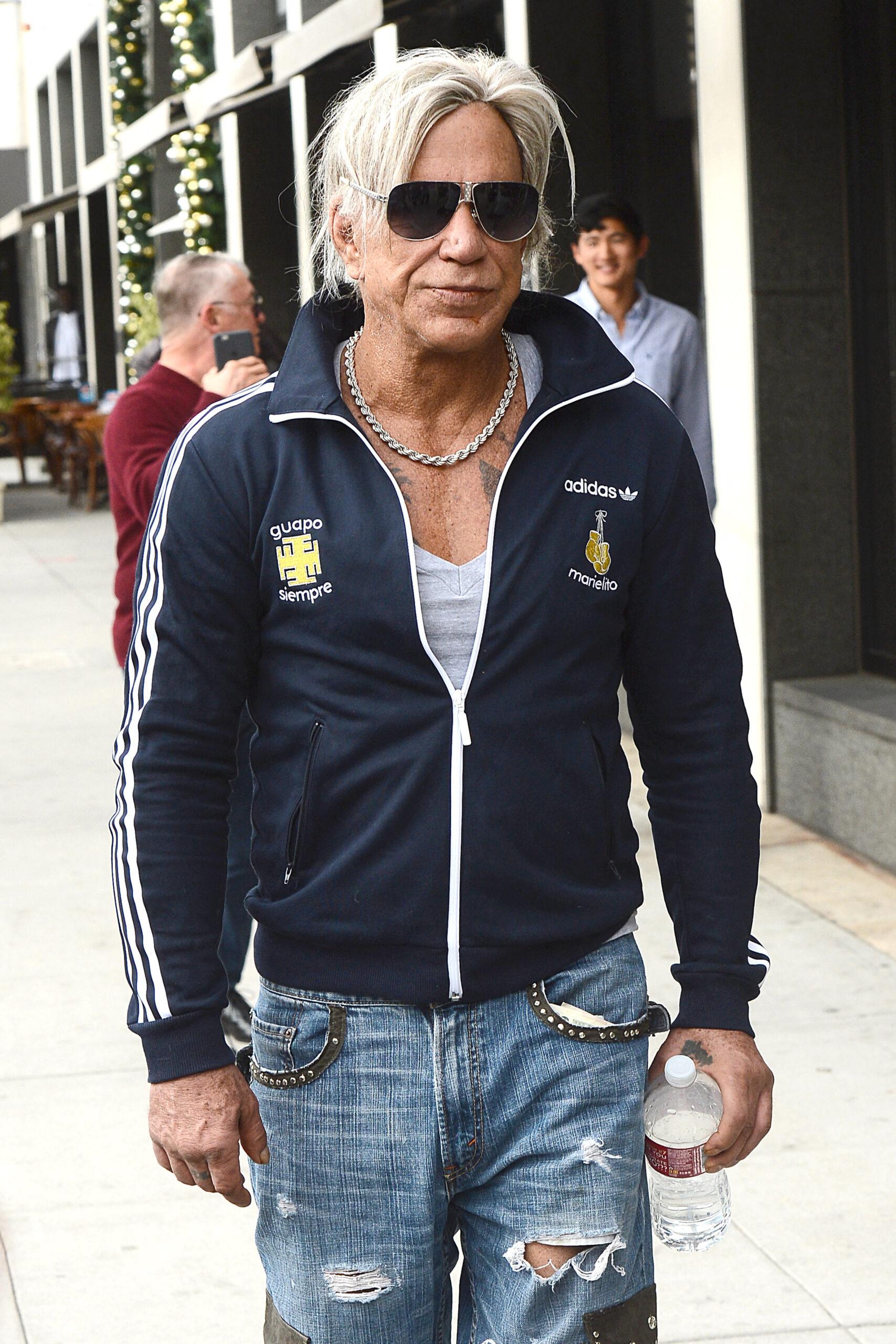 Mickey Rourke janta em Beverly Hills usando sapatos Louis Vuitton