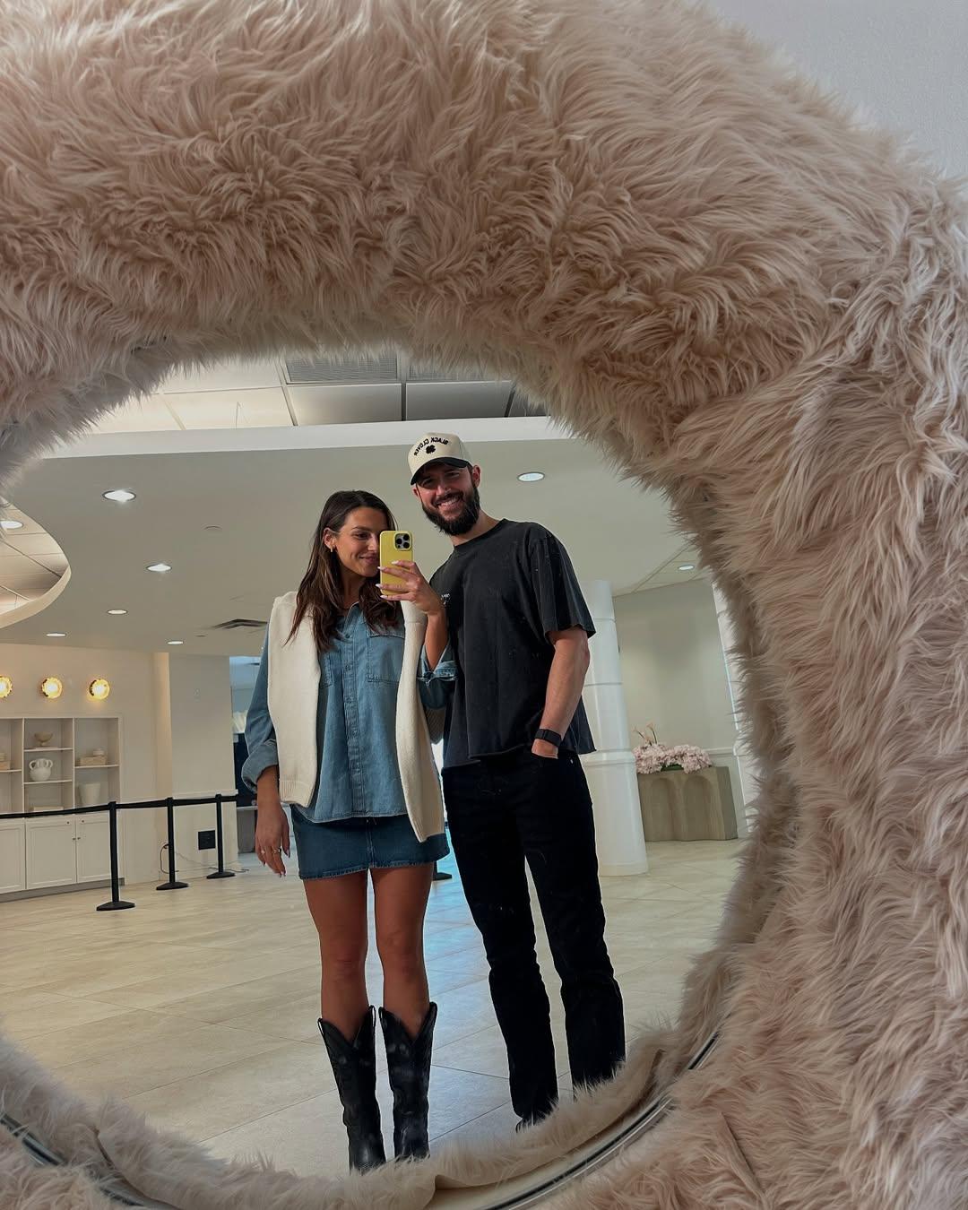 Nicole Faith e seu marido tiram uma selfie no espelho