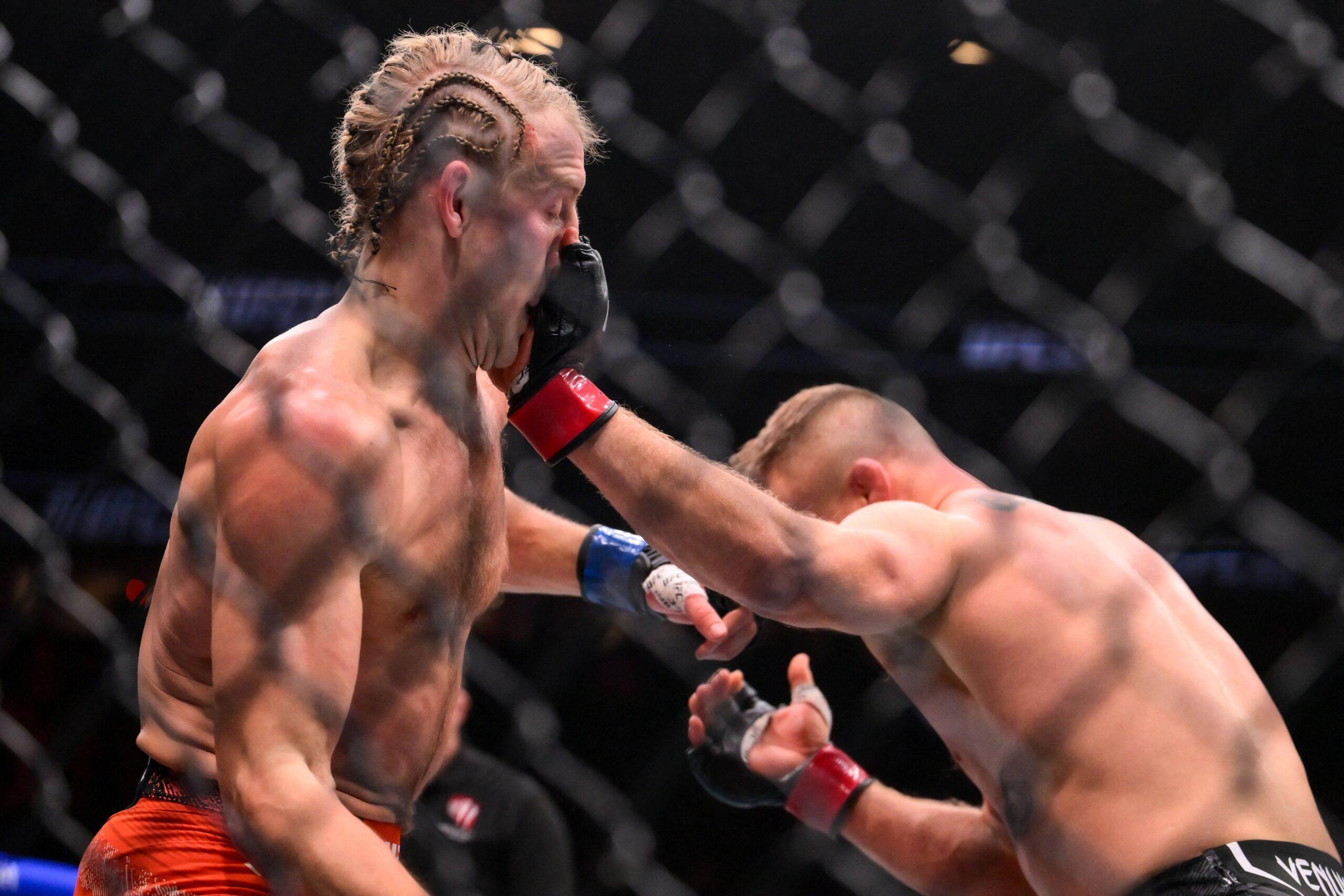 Justin Gaethje dá um soco em Paddy Pimblett