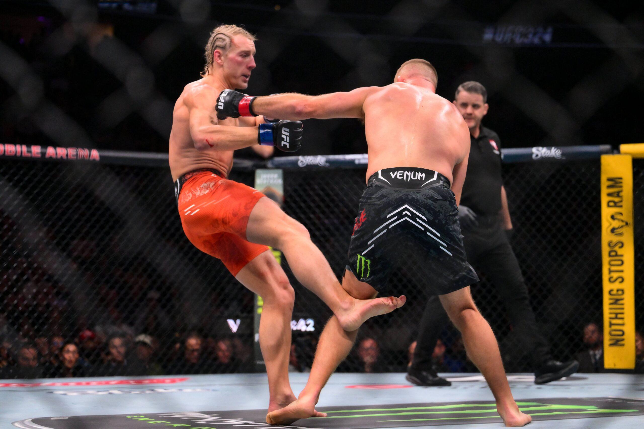 Justin Gaethje dá um soco em Paddy Pimblett
