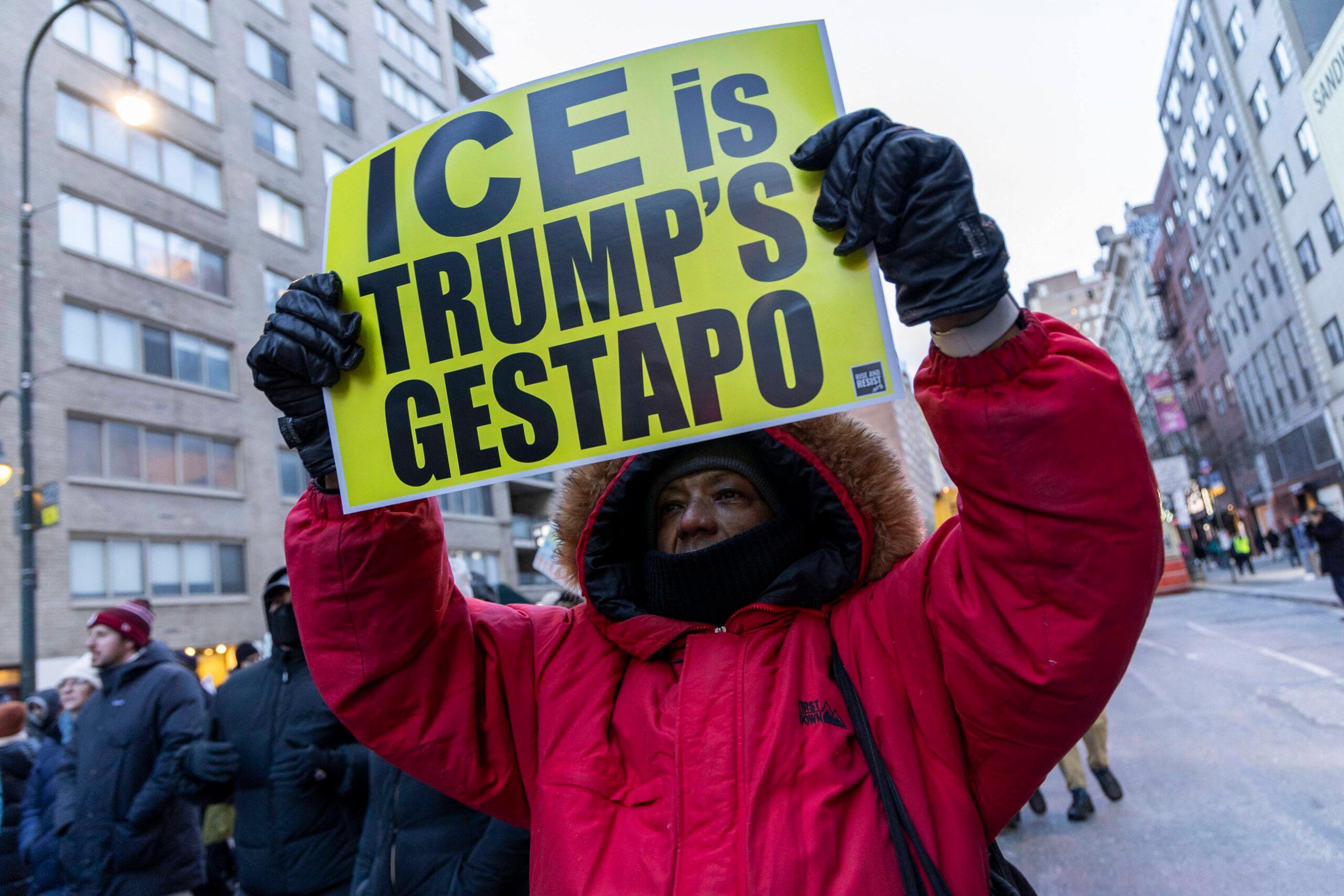 La gente se reunió durante la noche en una protesta de emergencia después de que agentes federales mataron a tiros al residente de Minneapolis y al enfermero de la unidad de cuidados intensivos, Alex Jeffrey Pretti.