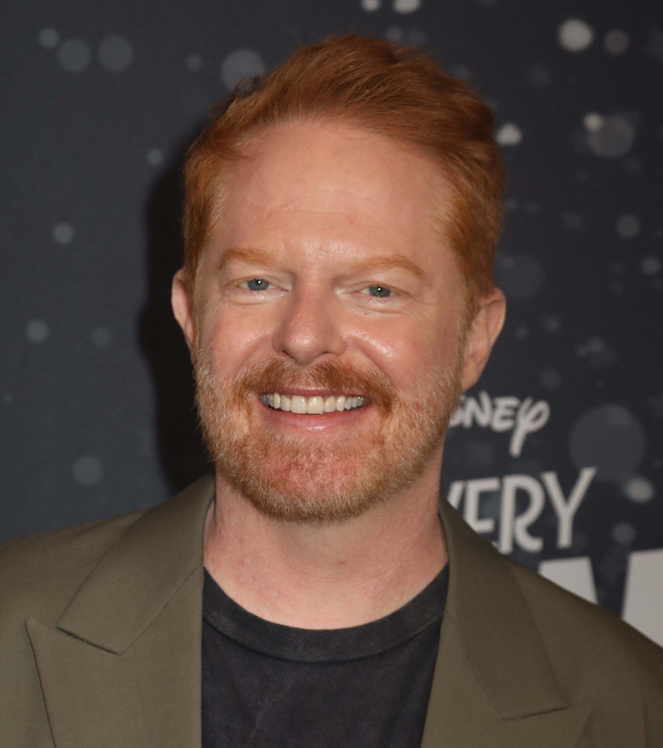 Jesse Tyler Ferguson en el estreno mundial de Una película navideña muy Jonas