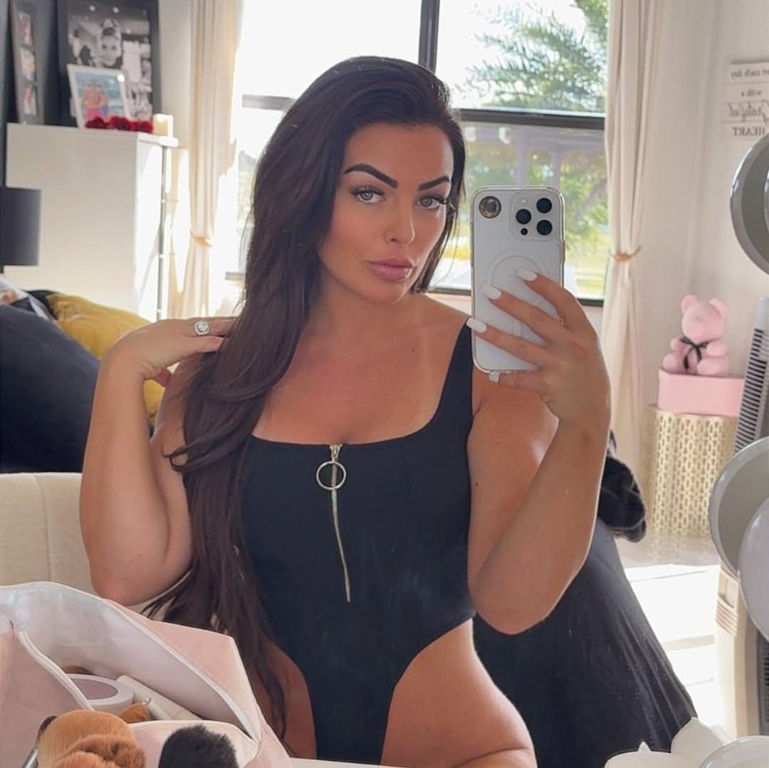 Mandy Sacs se toma un selfie en el espejo en traje de baño negro