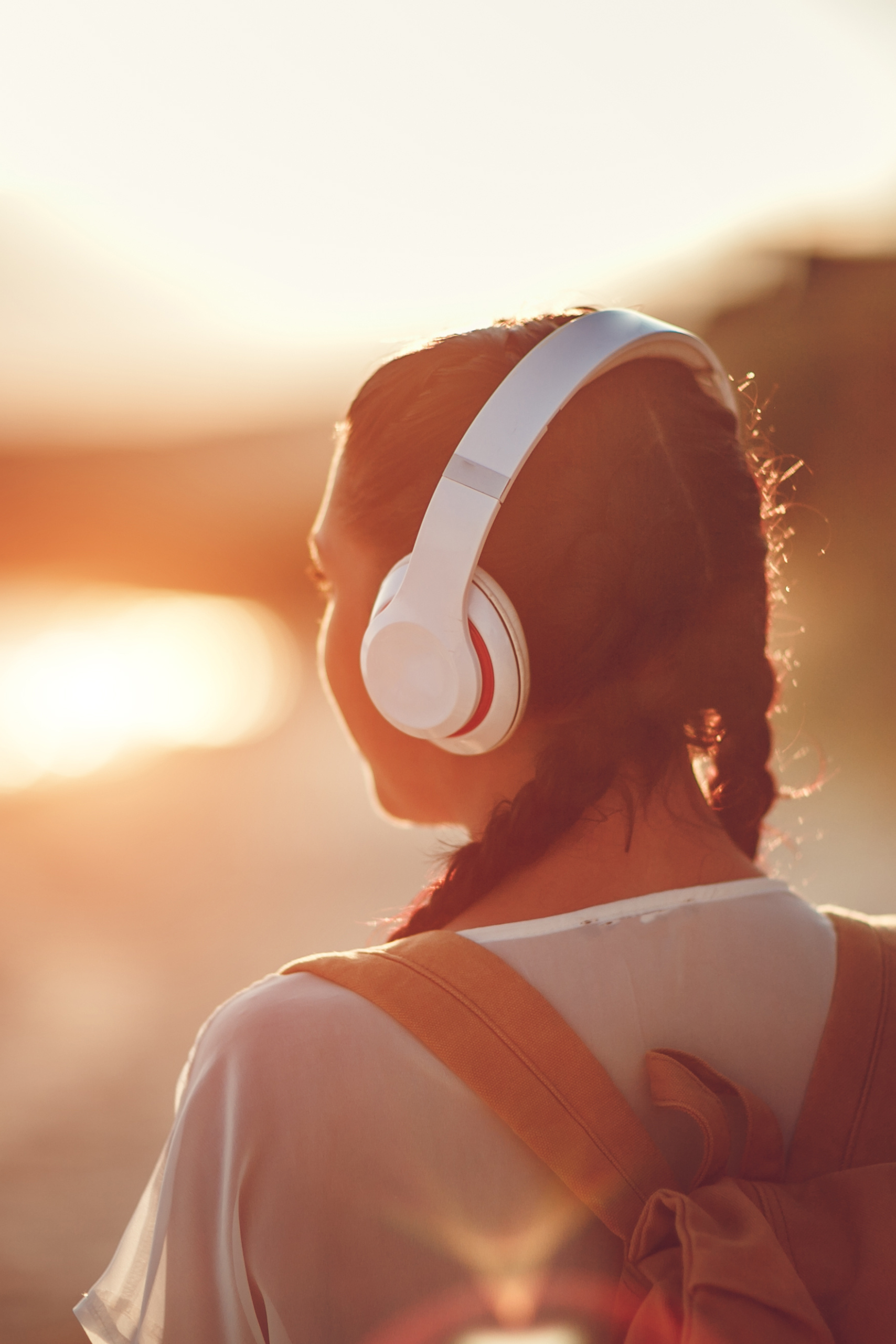 mujer usando audífonos