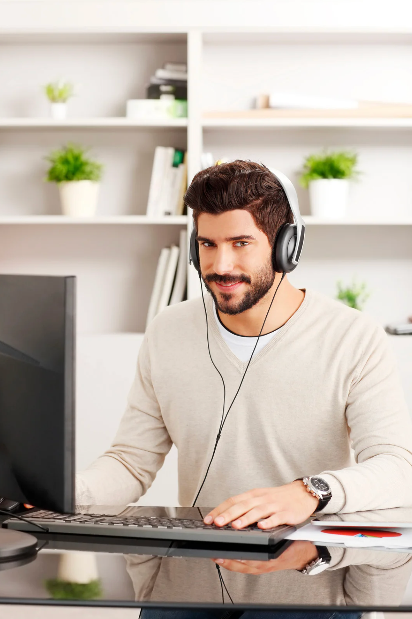 hombre sentado en la mesa con auriculares