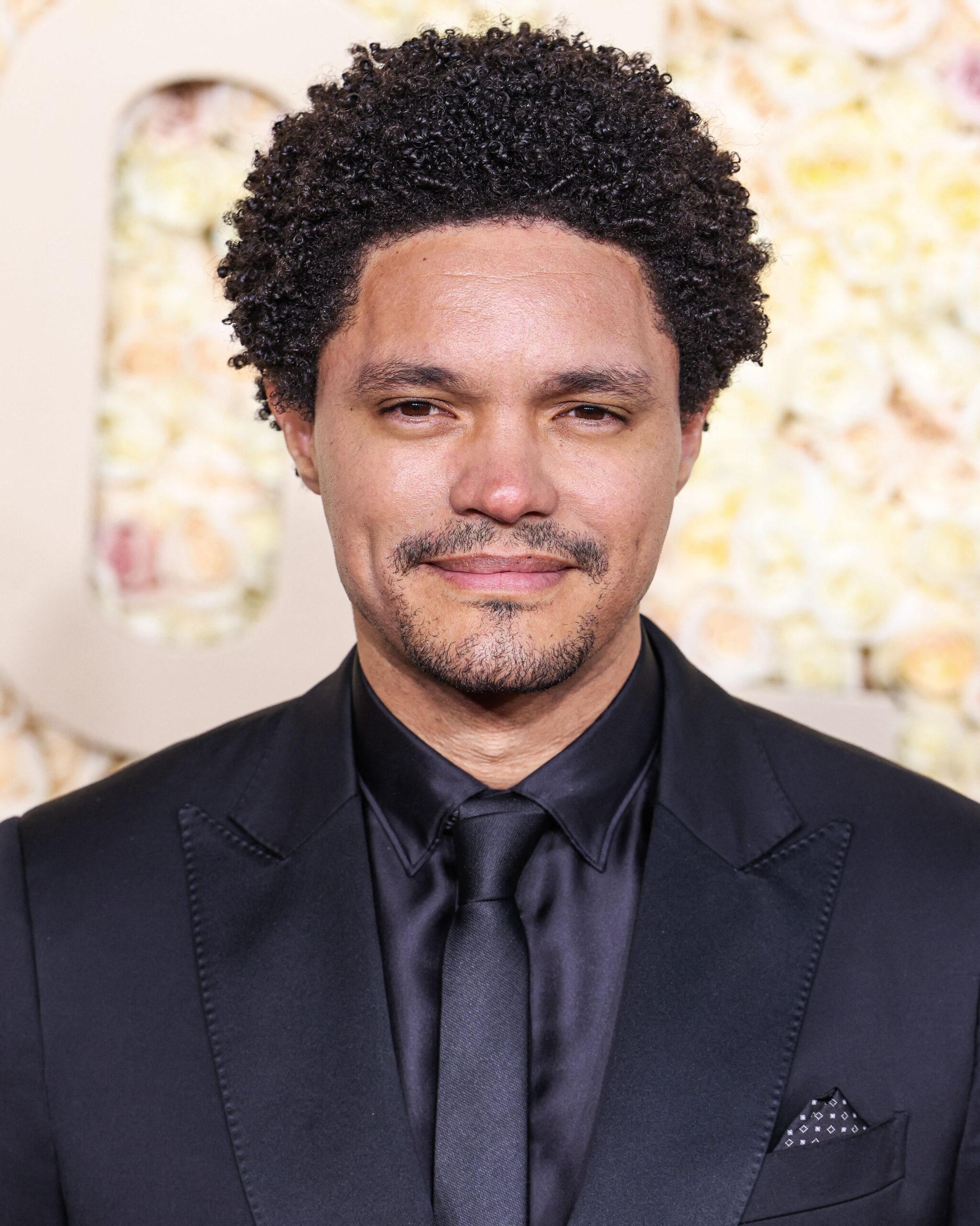 Trevor Noah en la 81ª edición de los Globos de Oro