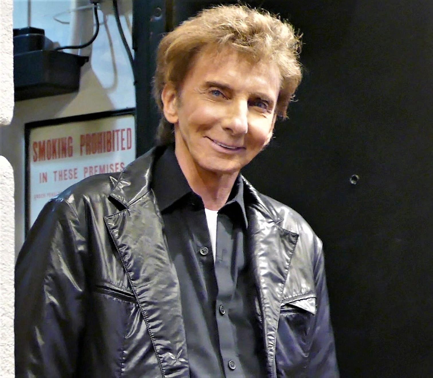 Barry Manilow es un gran éxito en Broadway entre los fans