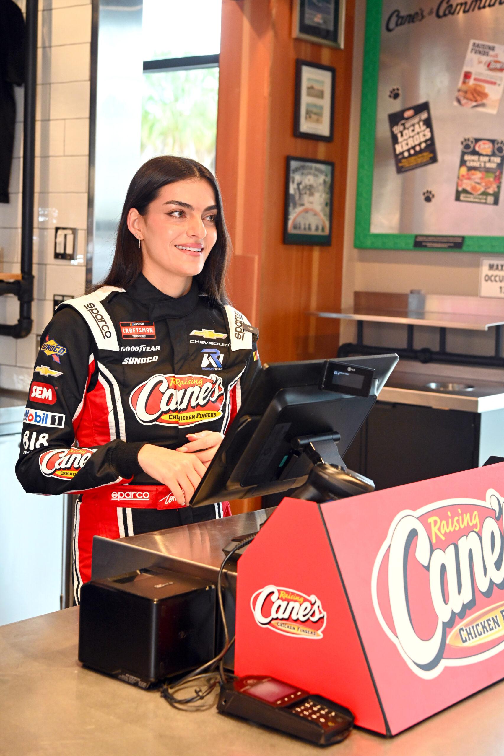 Toni Breidinger convocando um pedido de Raising Cane