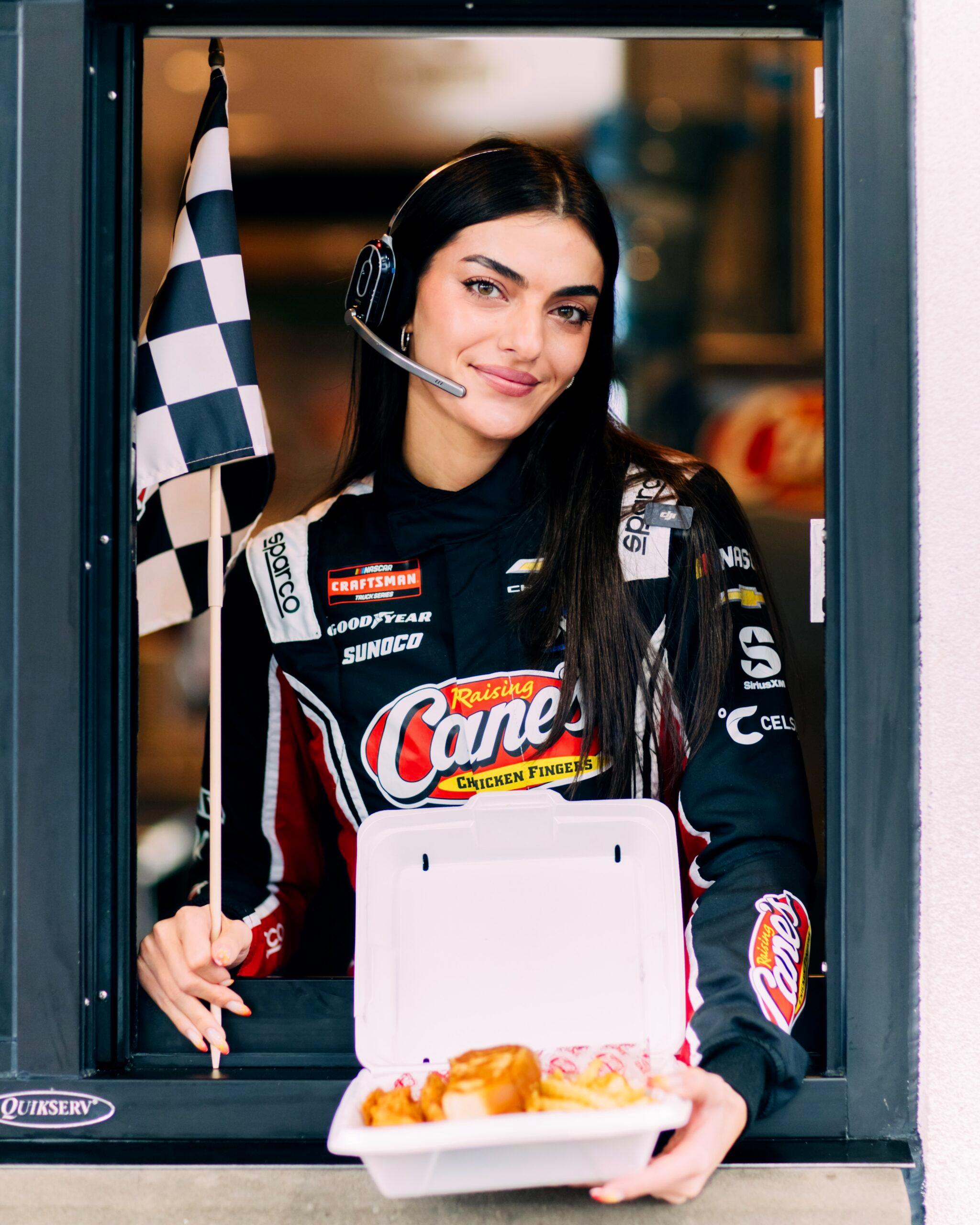 Toni Breidinger no drive-thru do Raising Cane