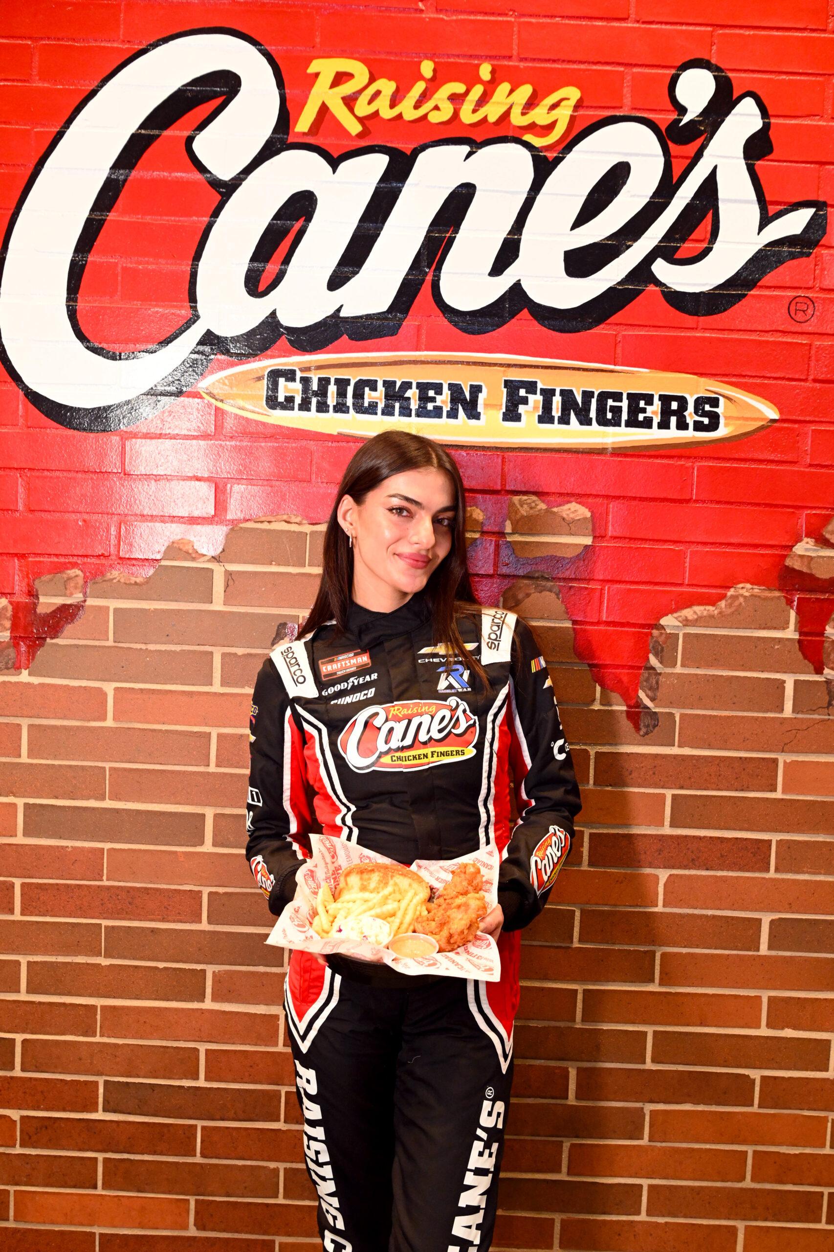 Toni Breidinger em Raising Cane's