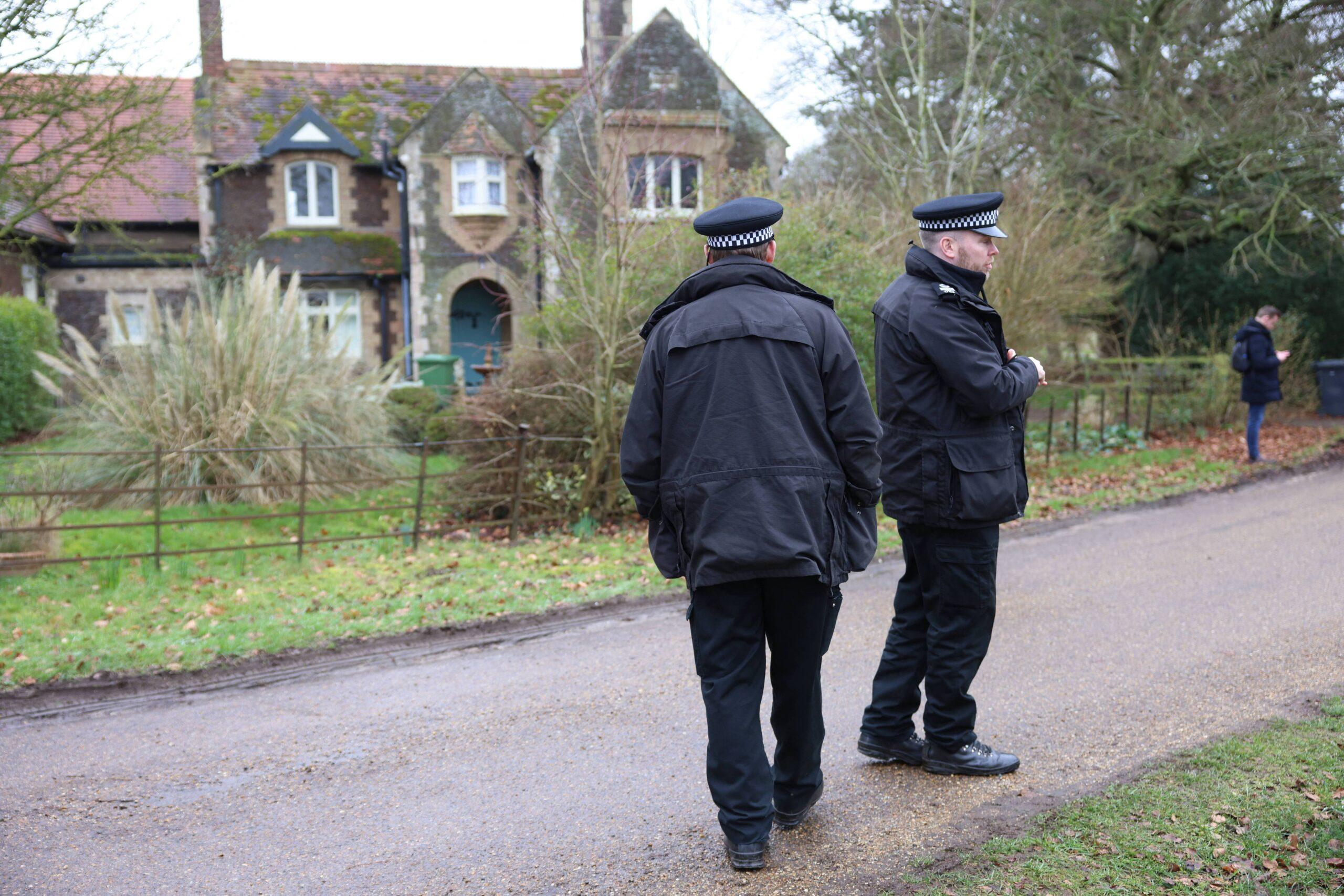 Policiais na casa do ex-príncipe Andrew