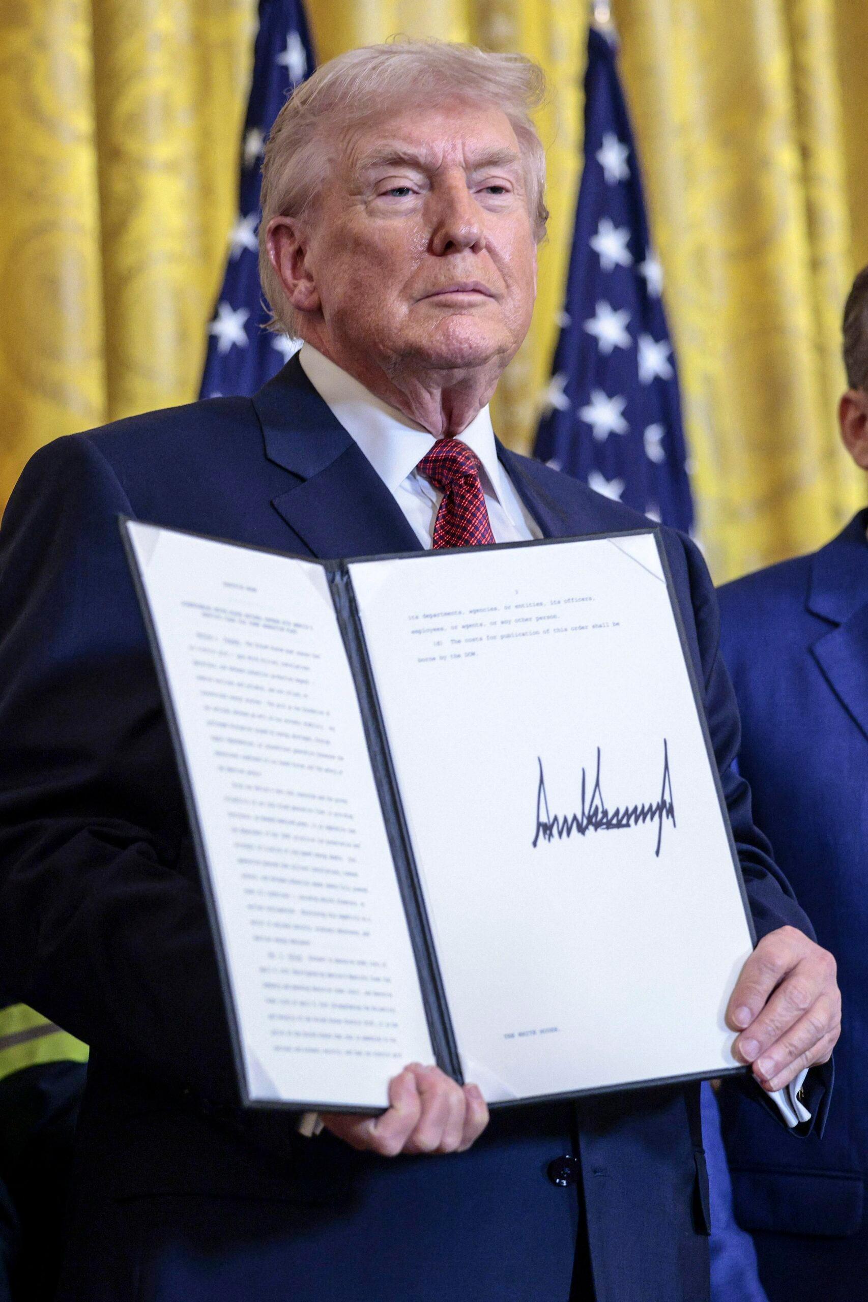 Donald Trump segura um documento