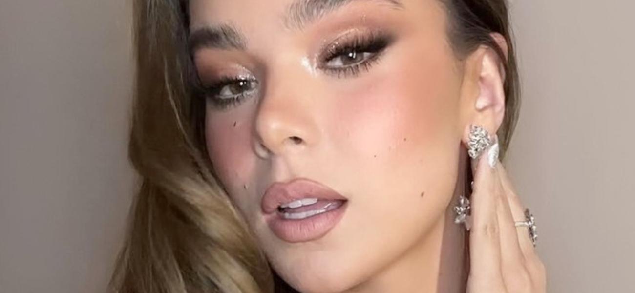 Hailee Steinfeld close up
