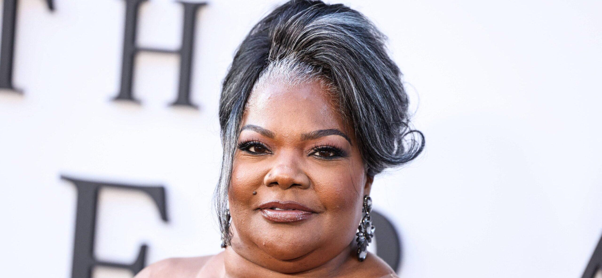 Mo'Nique Hicks posing ont he red carpet.